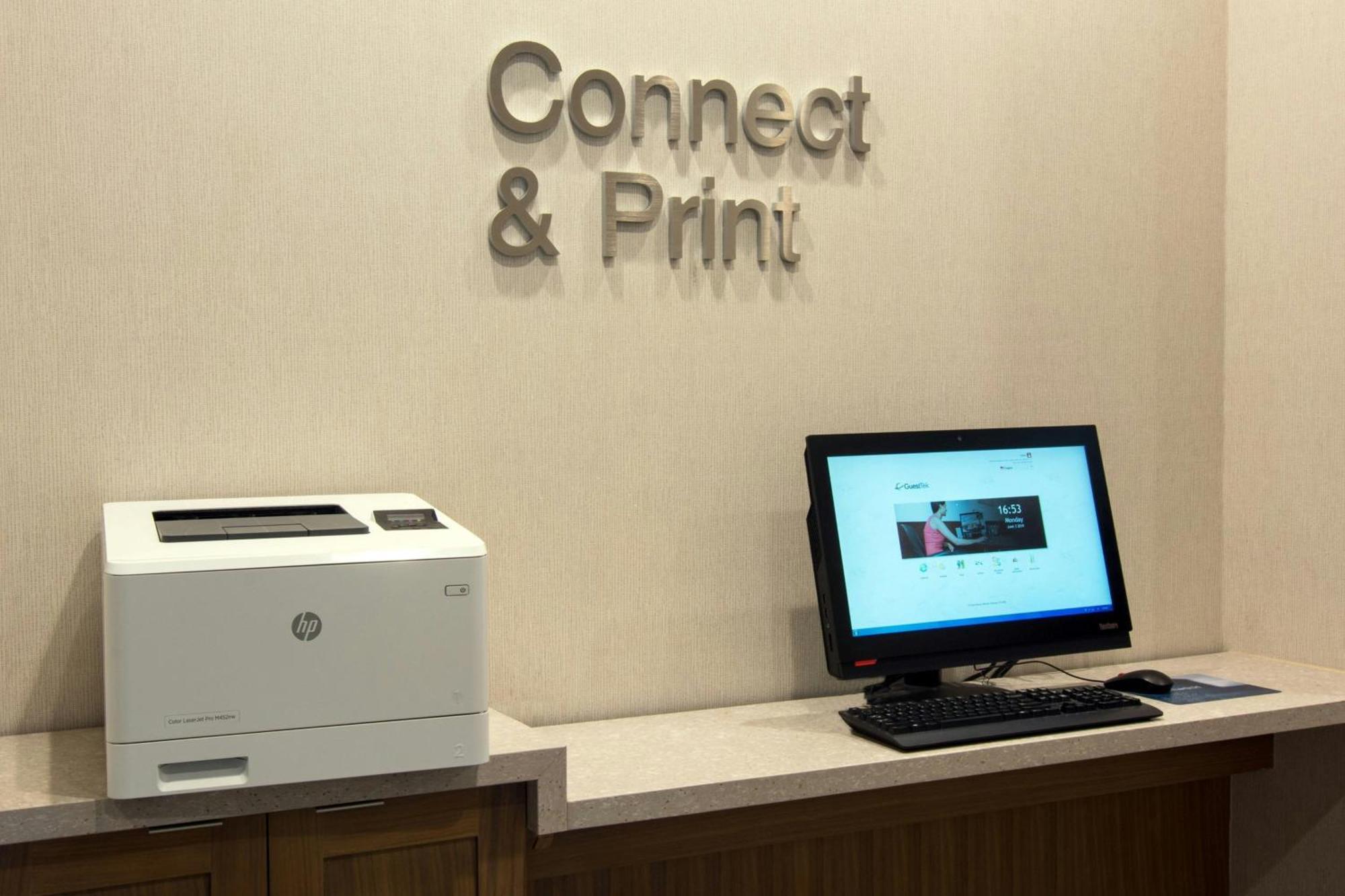 Hotel Fairfield & By Marriott Airport 3*