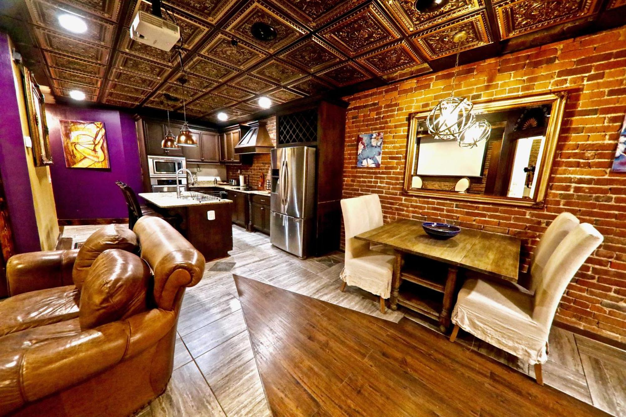 Rockstar Mansion By Broadway Holiday home *