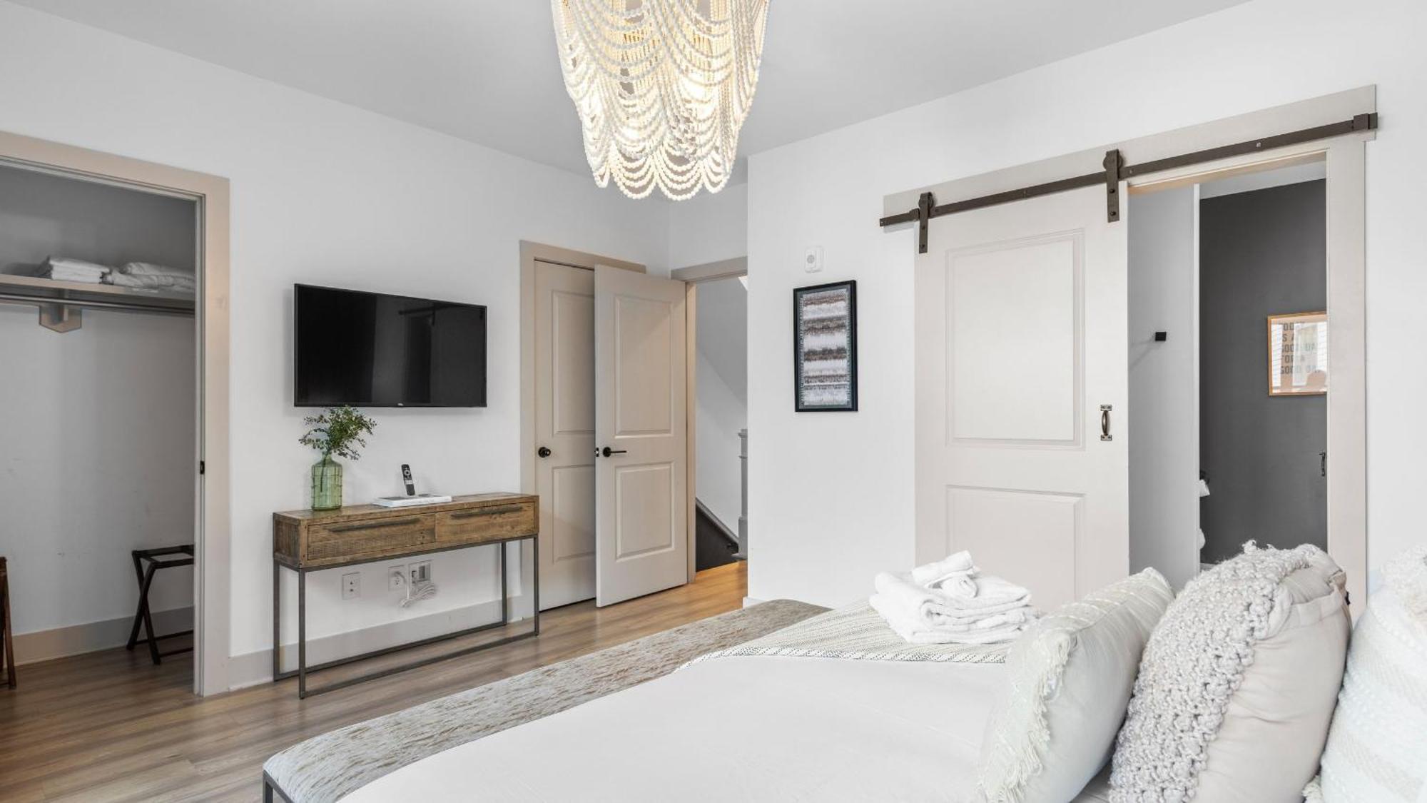 Holiday home Skyline Soundhouse By Avantstay Rooftop Deck Game Near East Broadway *