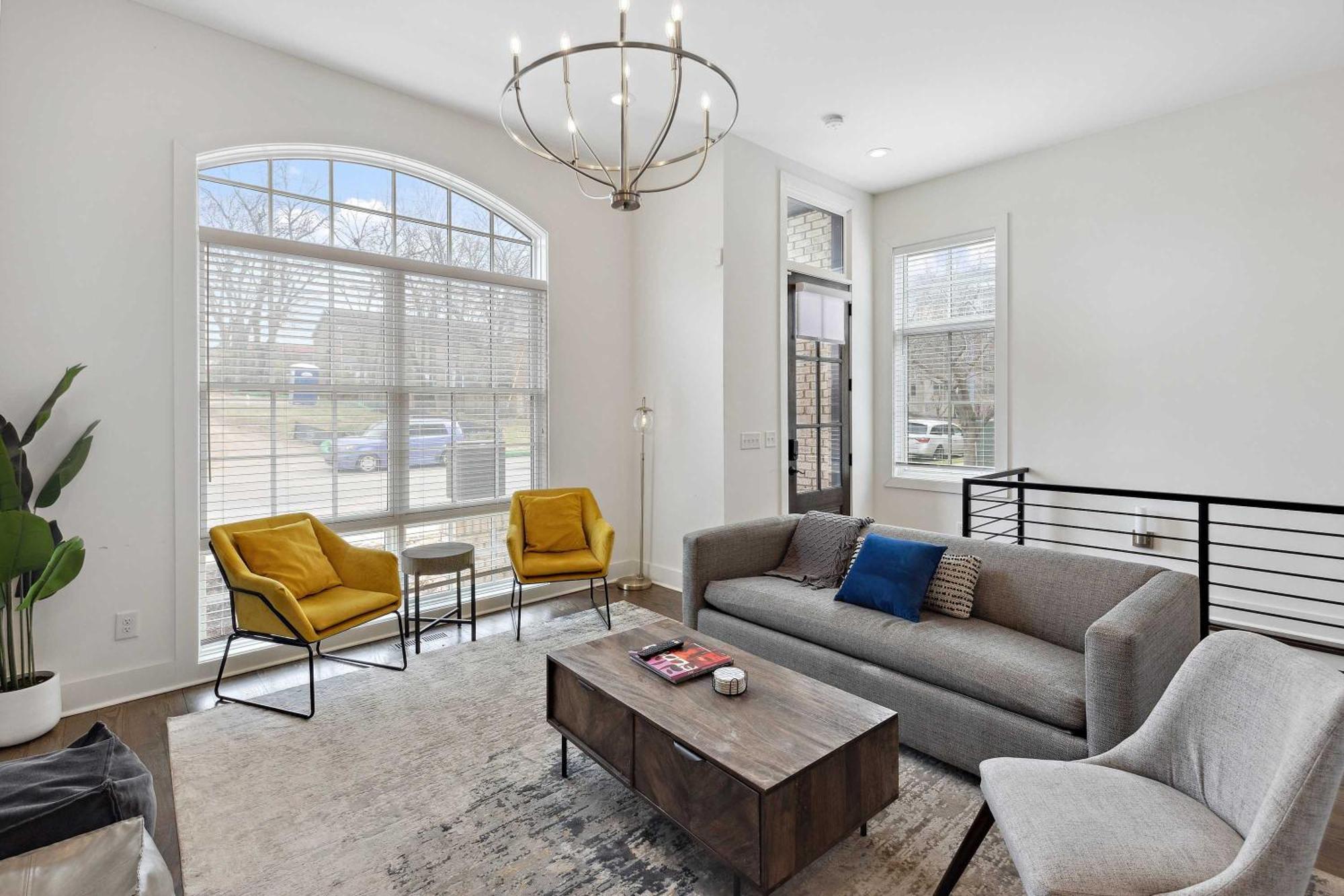 Holiday home West End Oasis-new Building & Rooftop Views *