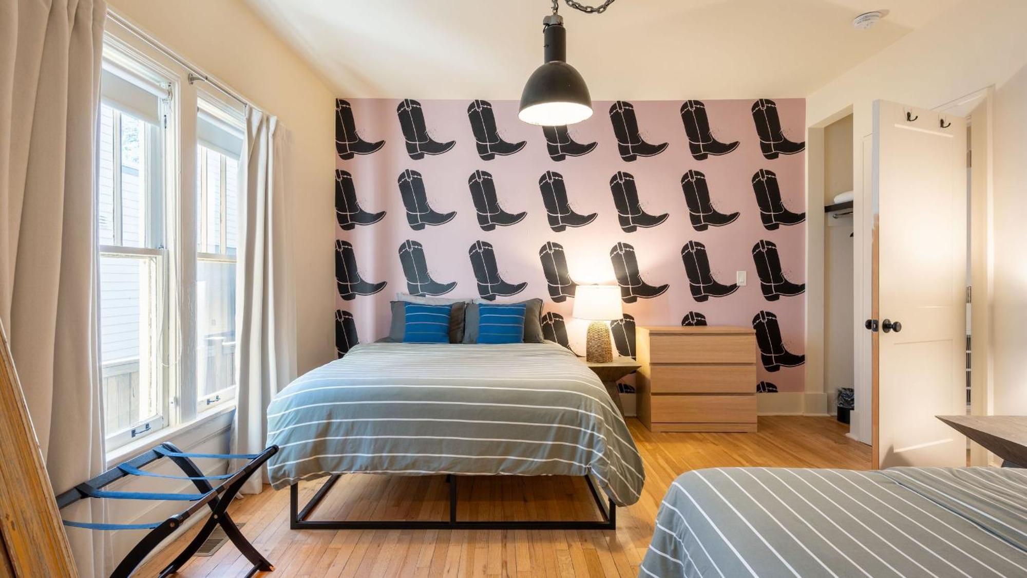 Southern Charm Backyard Firepit Outdoor Dining Mins To Downtown Chapel House By Avantstay Holiday home