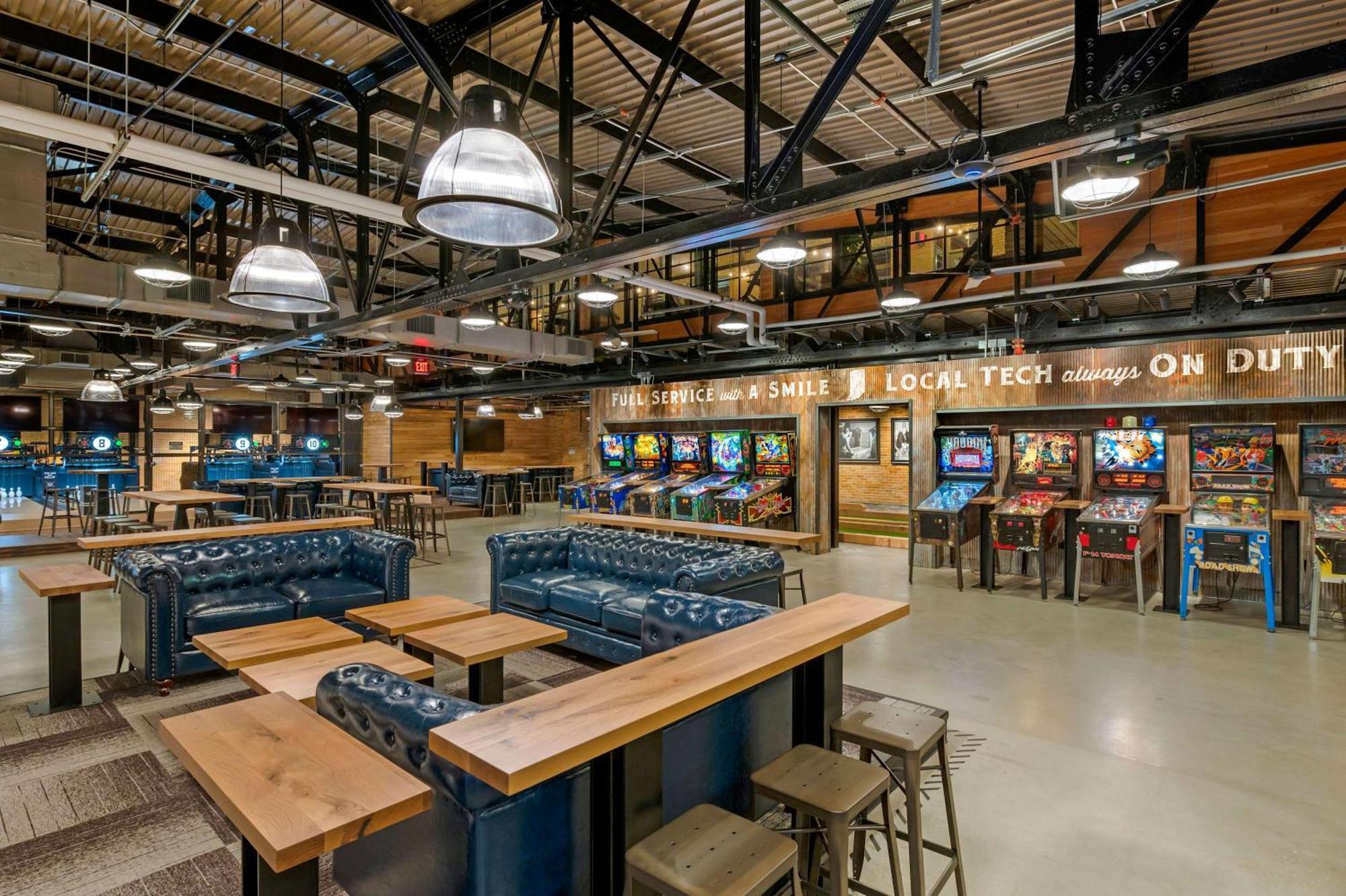 Chic Retreat, Garage, Rooftop, Walk To Restaurants, 5 Mins To Nissan Stadium, Less Than 10 Mins To Broadway, Great For Groups And Families, Located In Desirable Neighborhood Near Downtown, 24 Hr Hospitality Holiday home