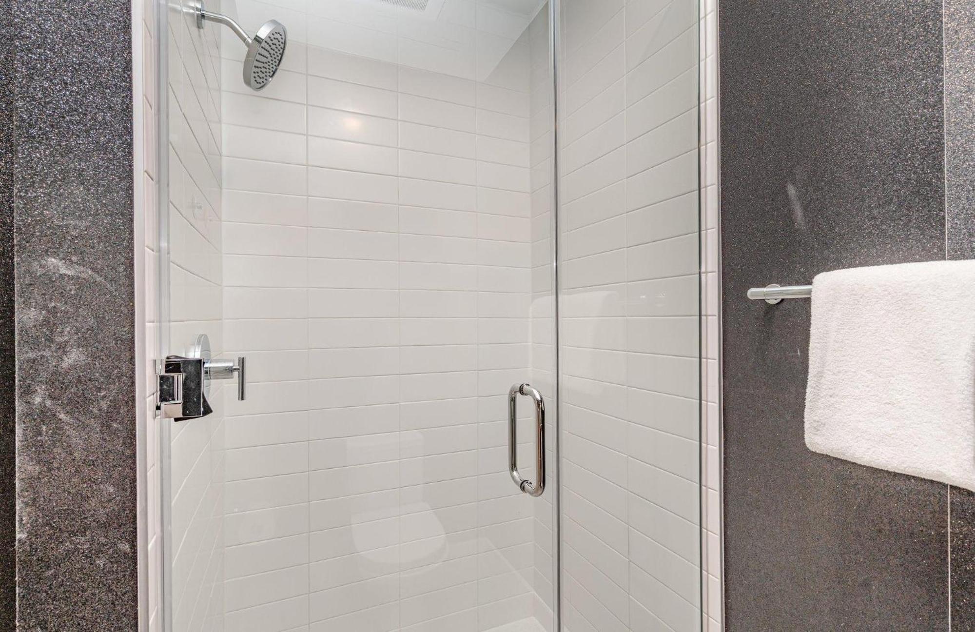 Hyve - Neon Lights - Pool & Gym - Walk To Broadway Holiday home