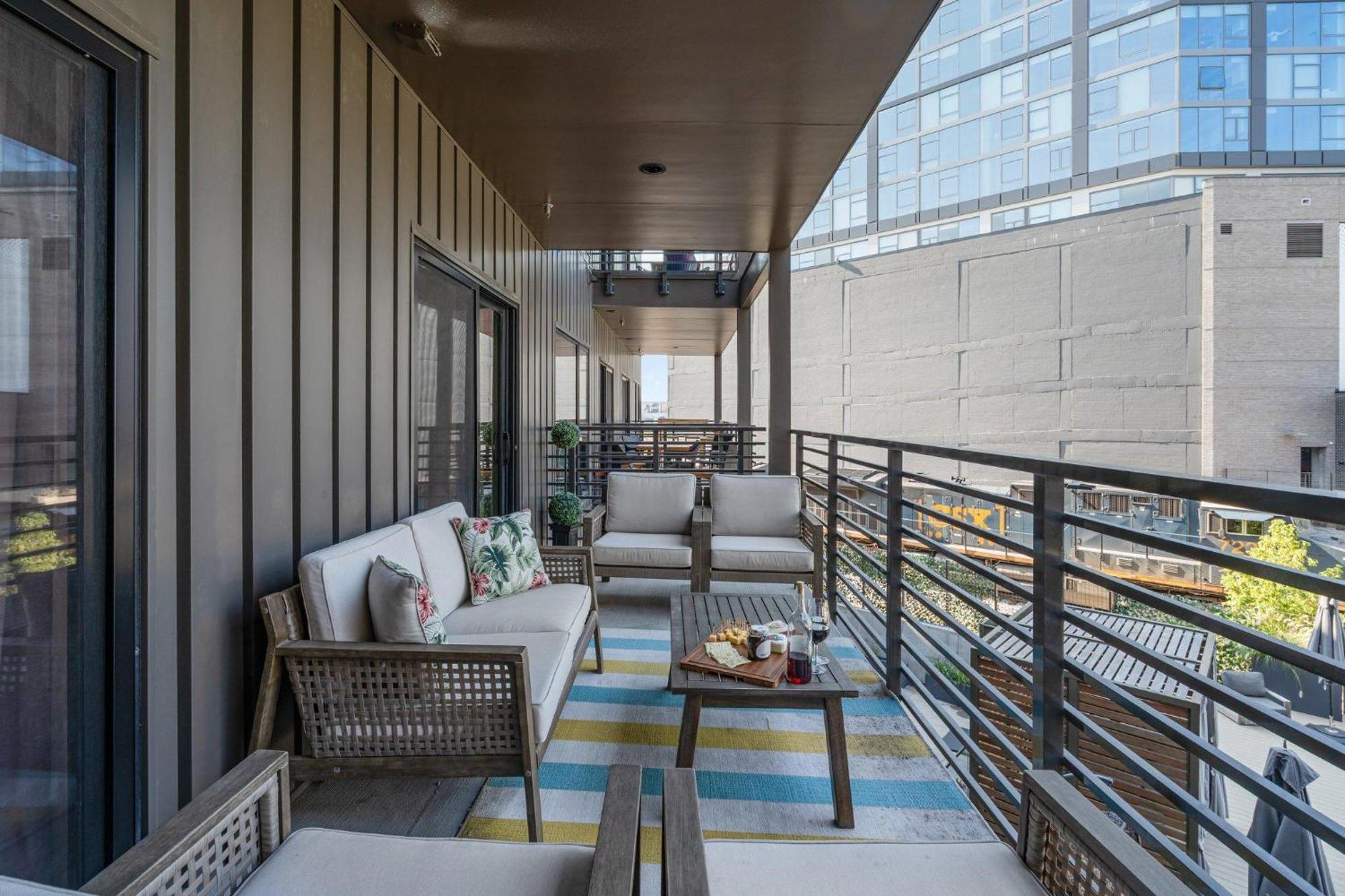 Hyve - Neon Lights - Pool & Gym - Walk To Broadway Holiday home Nashville