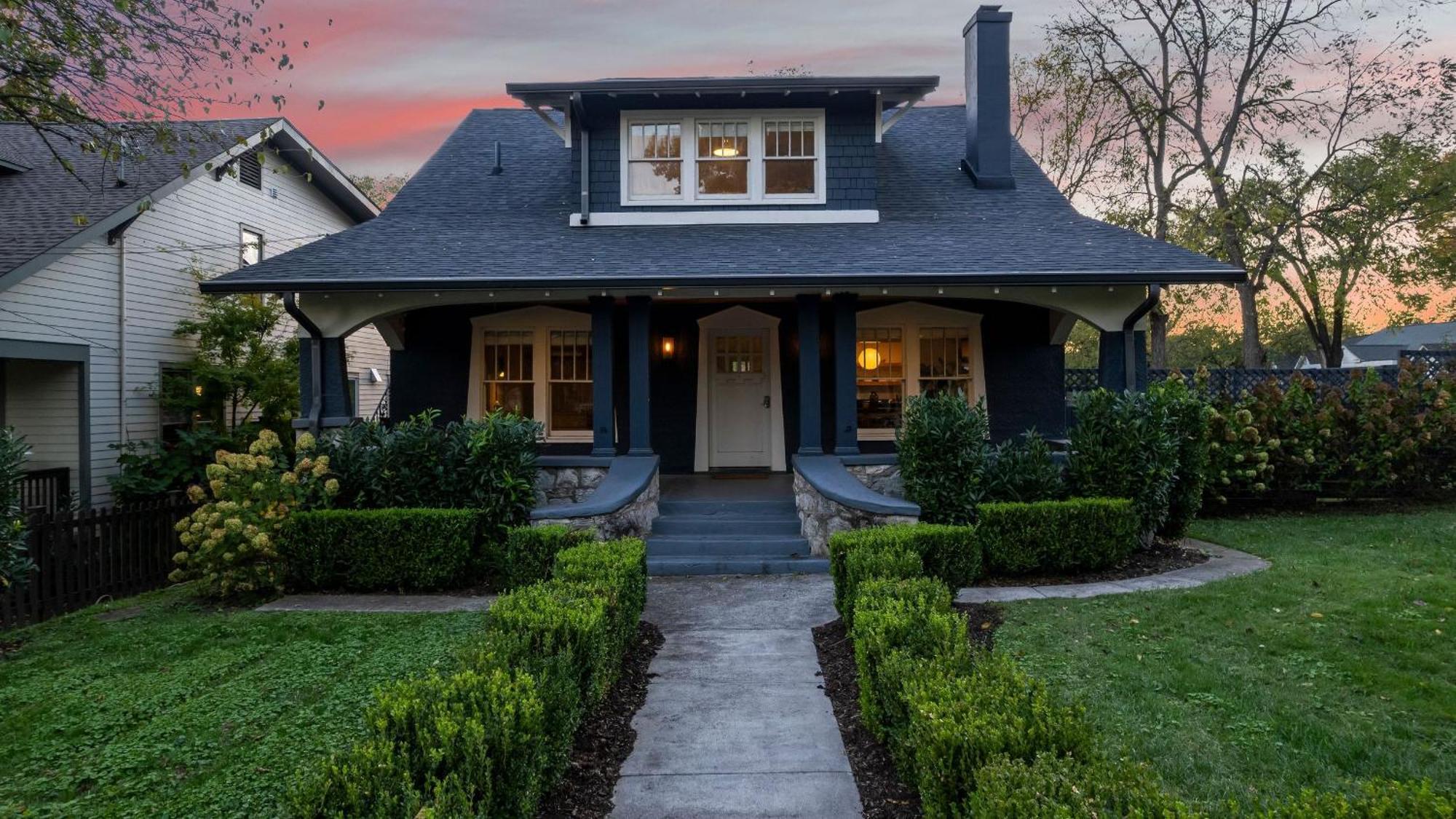 Southern Charm Backyard Firepit Outdoor Dining Mins To Downtown Chapel House By Avantstay Holiday home