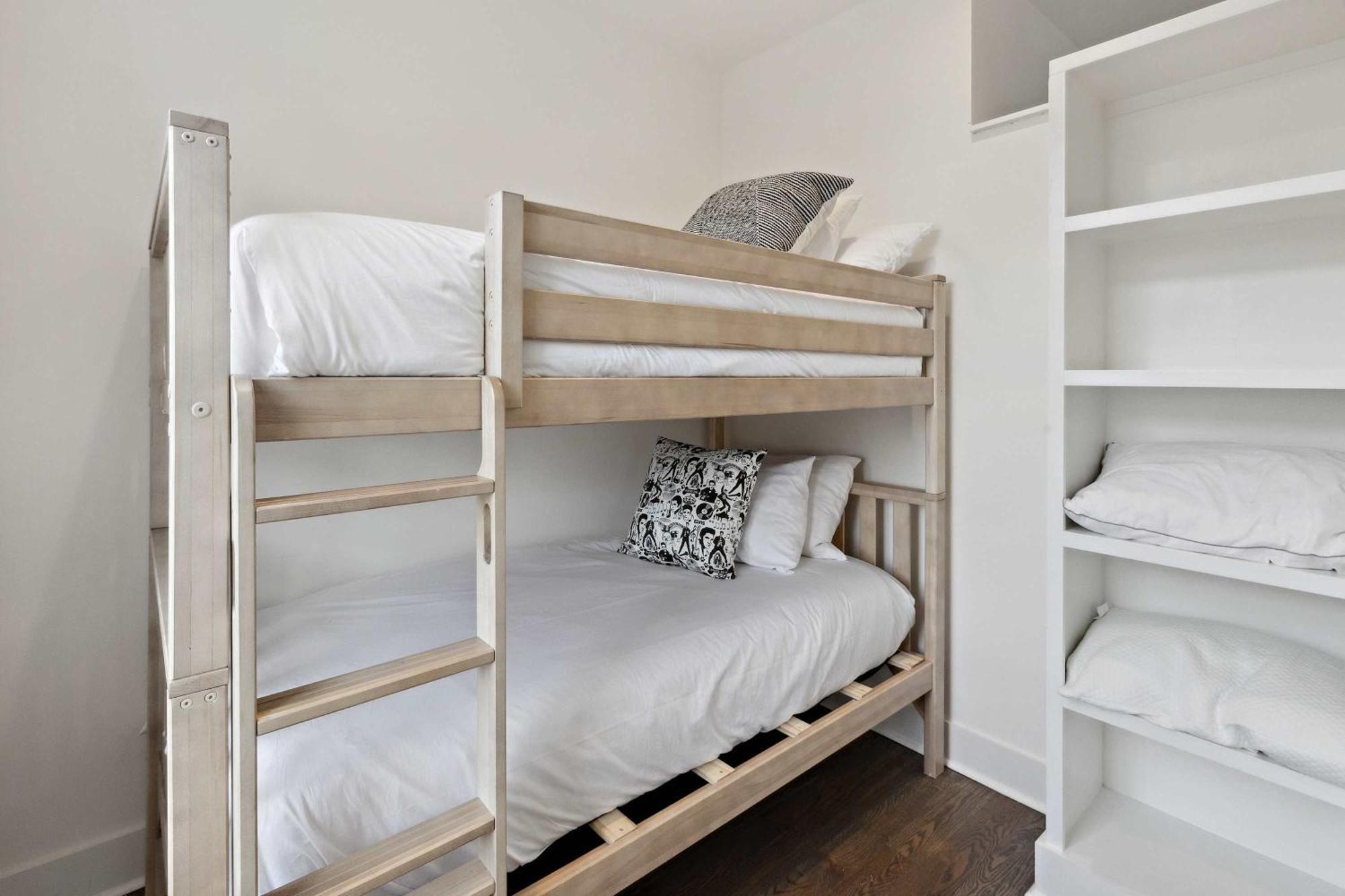 Holiday home West End Oasis-new Building & Rooftop Views *