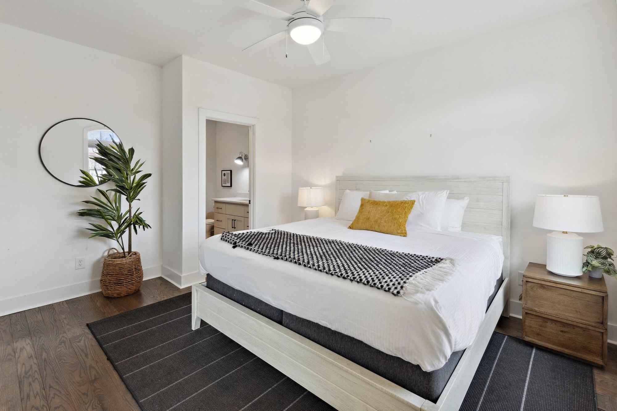 West End Oasis-new Building & Rooftop Views Holiday home Nashville