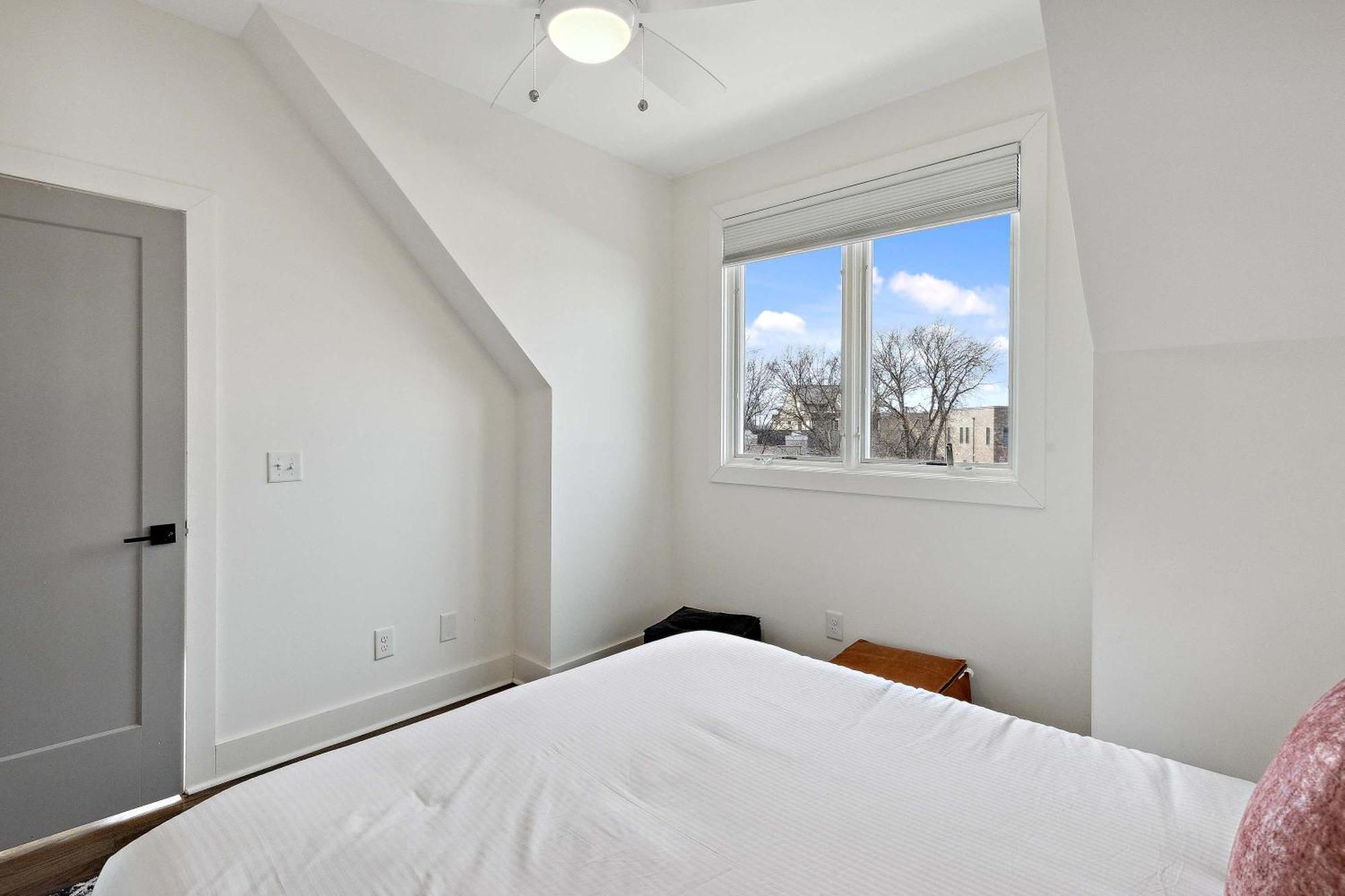 Holiday home West End Oasis-new Building & Rooftop Views *