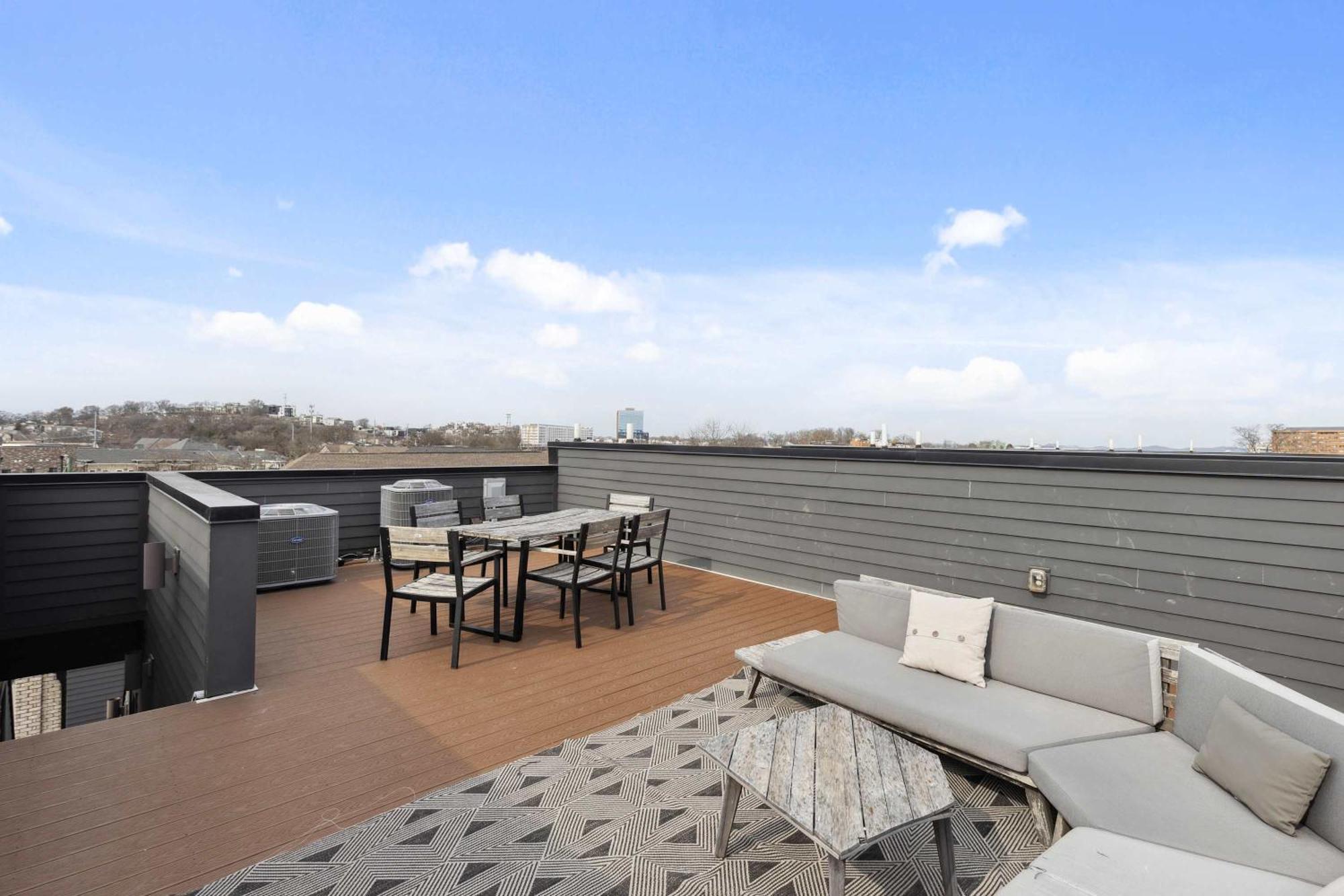 Holiday home West End Oasis-new Building & Rooftop Views *