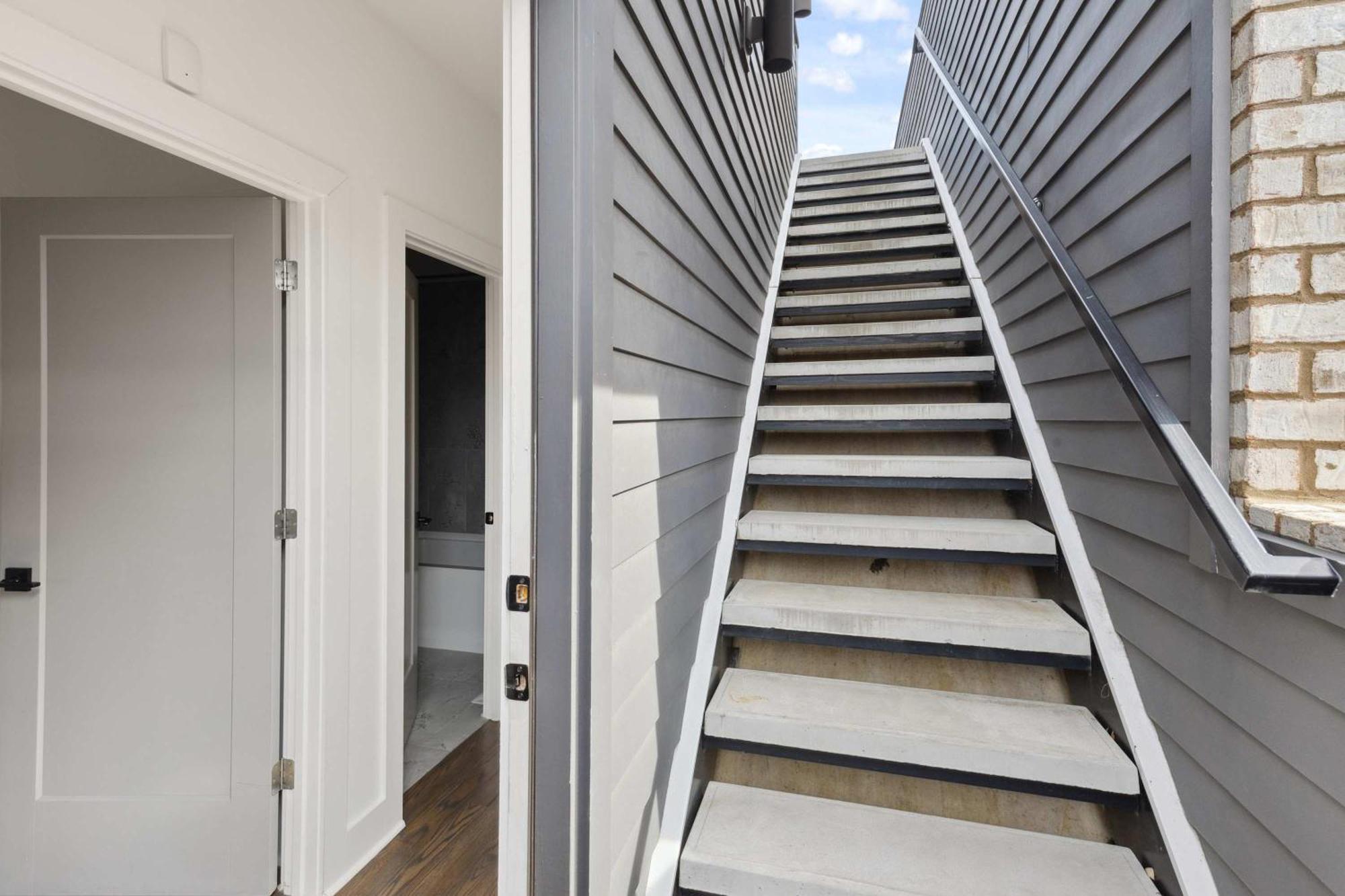 Holiday home West End Oasis-new Building & Rooftop Views