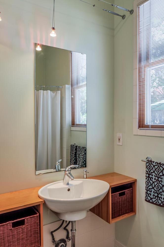 The Hummingbird Retreat By Local Apartment