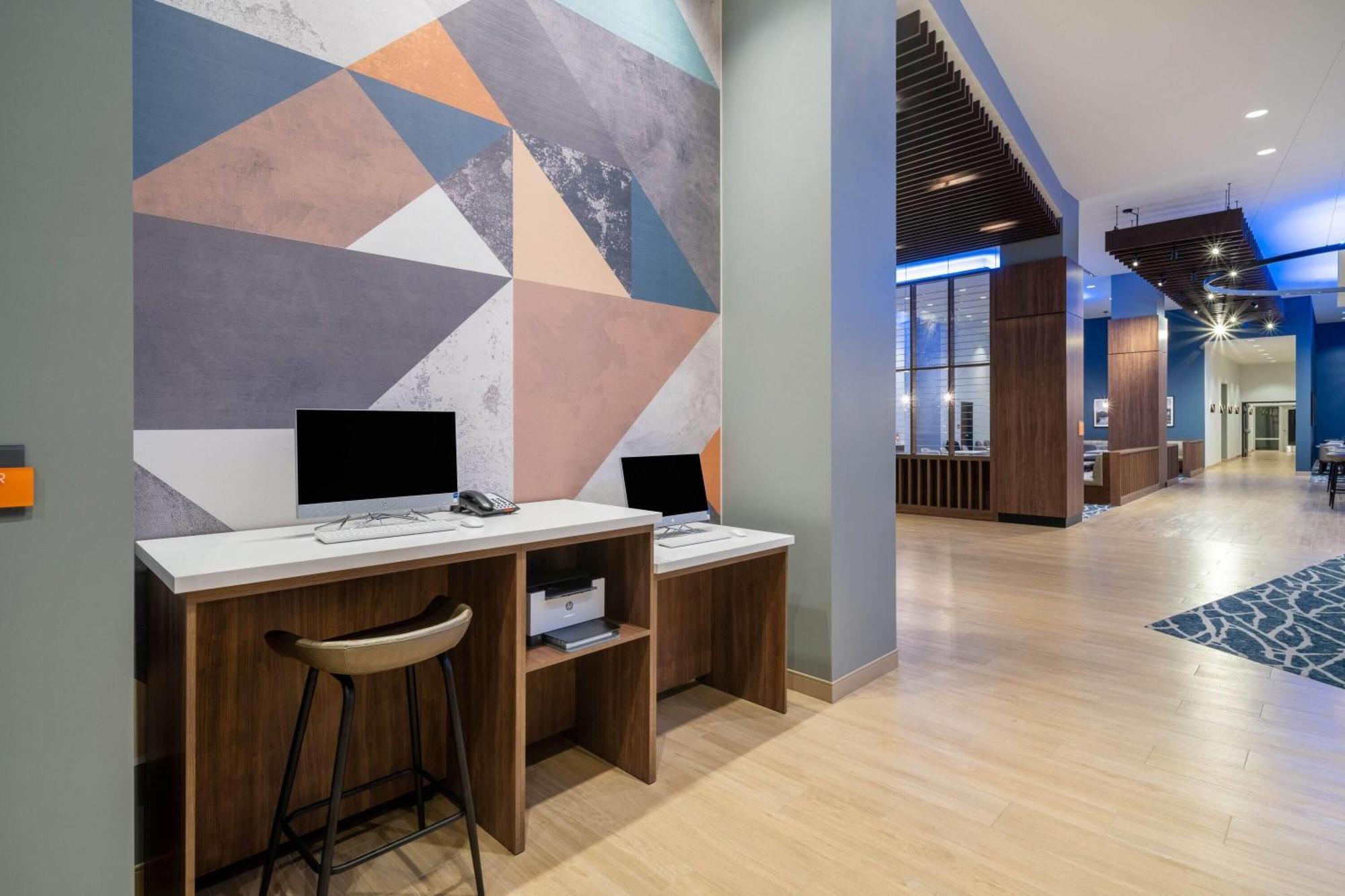 La Quinta & By Wyndham Downtown Stadium