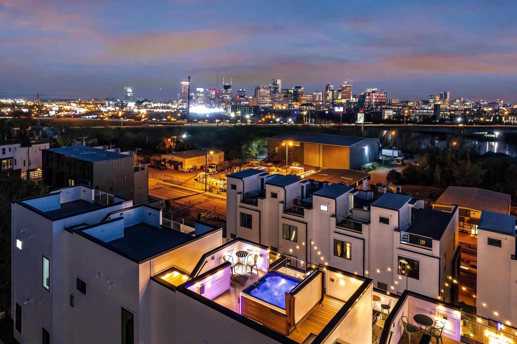 New Nash Eras - 15 Beds - Hot Tub On Rooftop Deck