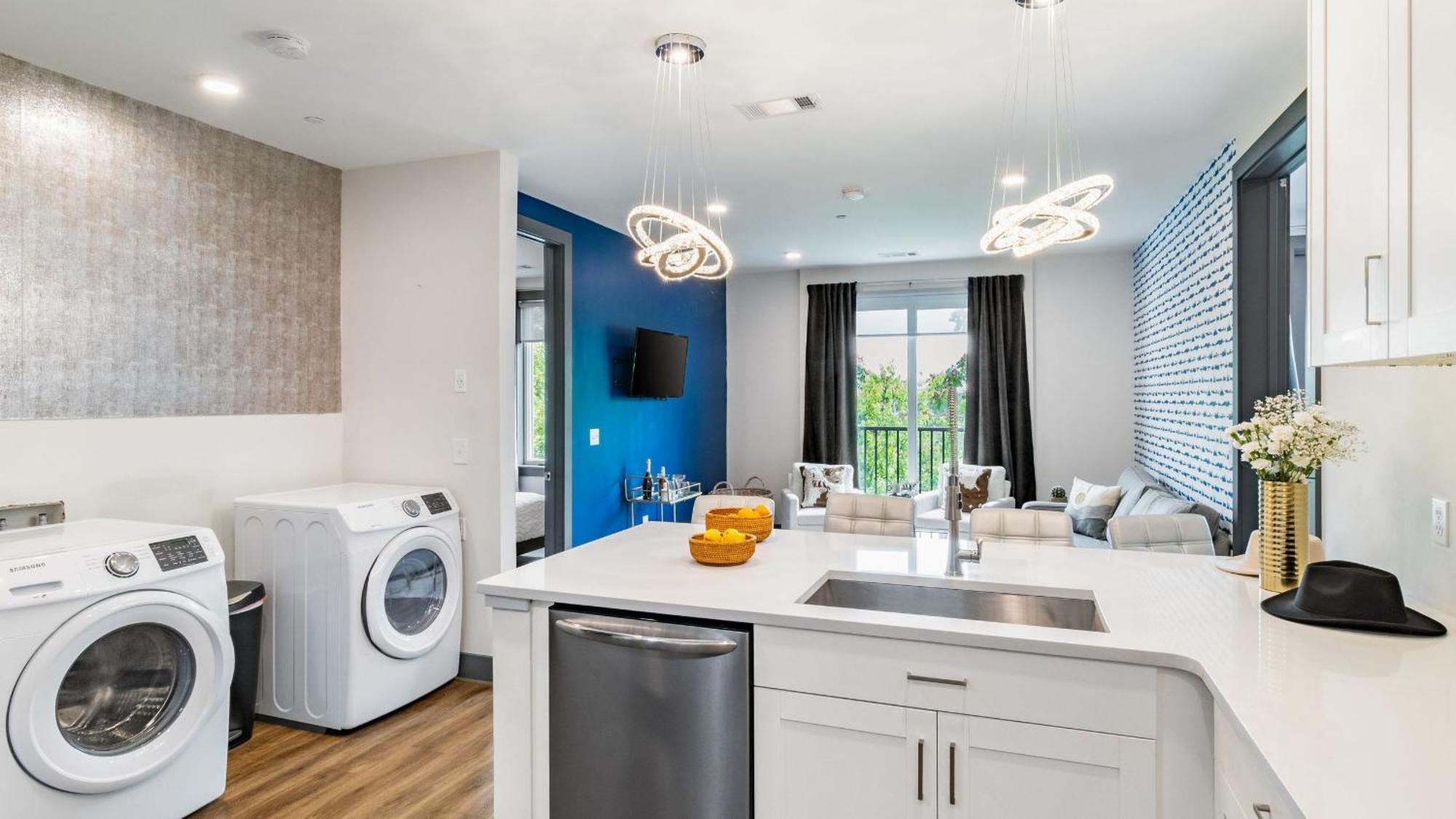 Downtown 2br Balcony Parking Near Broadway Apartment Nashville