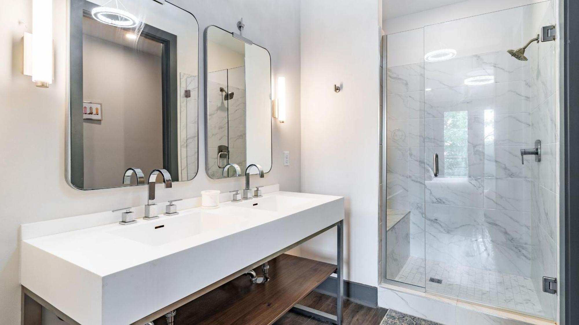 Downtown 2br Balcony Parking Near Broadway * Nashville