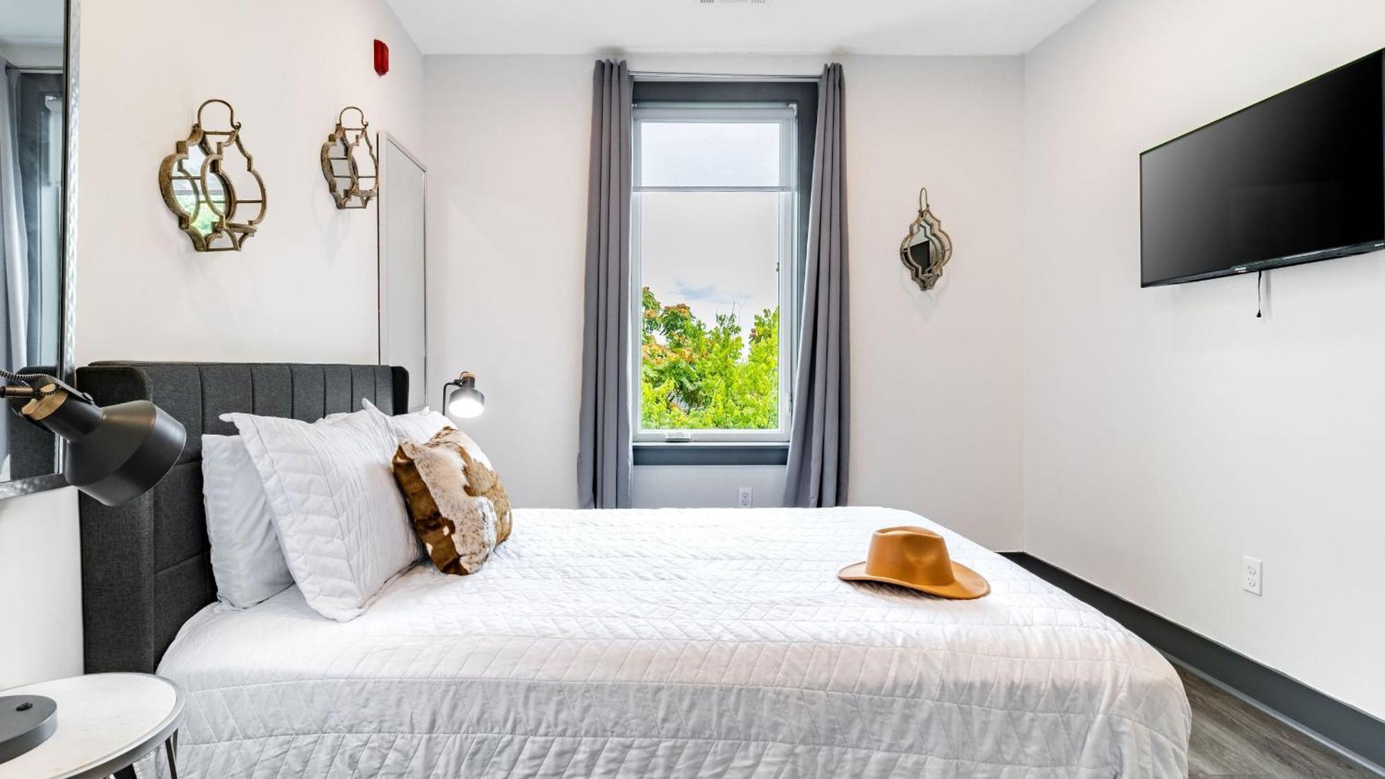 Downtown 2br Balcony Parking Near Broadway * Nashville