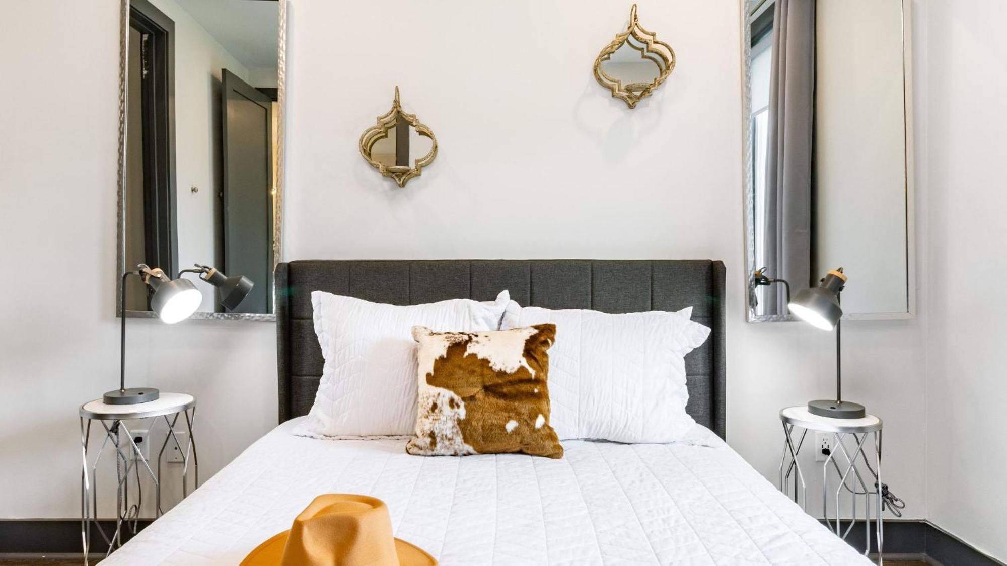 Downtown 2br Balcony Parking Near Broadway Apartment Nashville