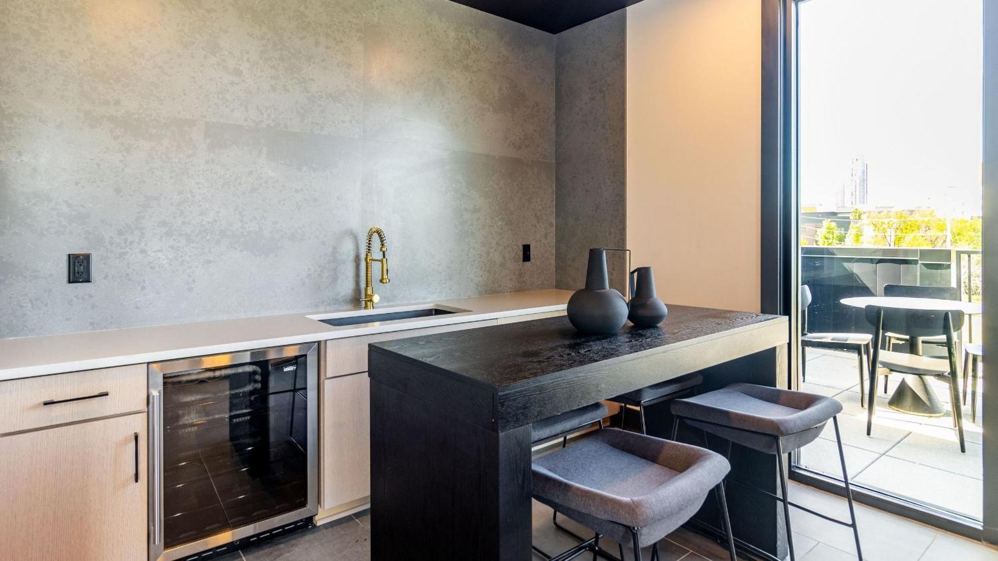 Downtown 2br Balcony Parking Near Broadway Apartment