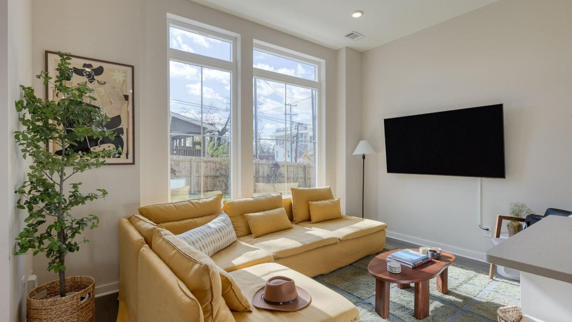 Minutes To Broadway Chic Newly Built 4bdr W Balcony 98 Degrees By Avantstay * Nashville