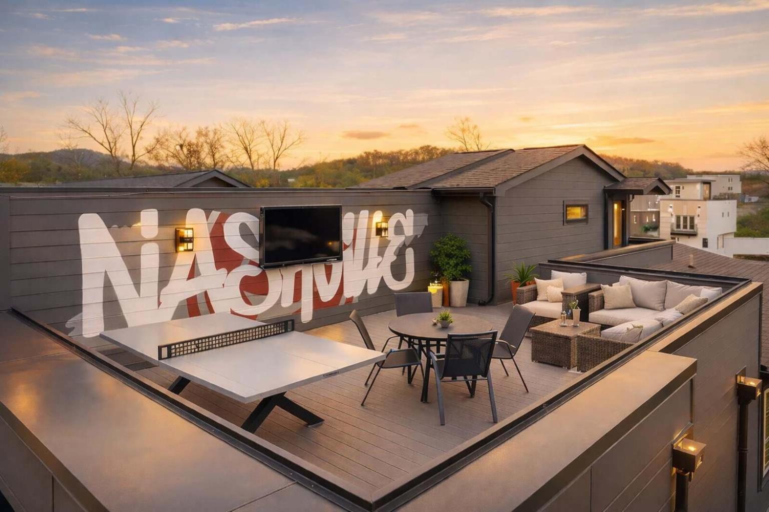 Stylish Multi-level Retreat Rooftop & Pool Table Holiday home Nashville