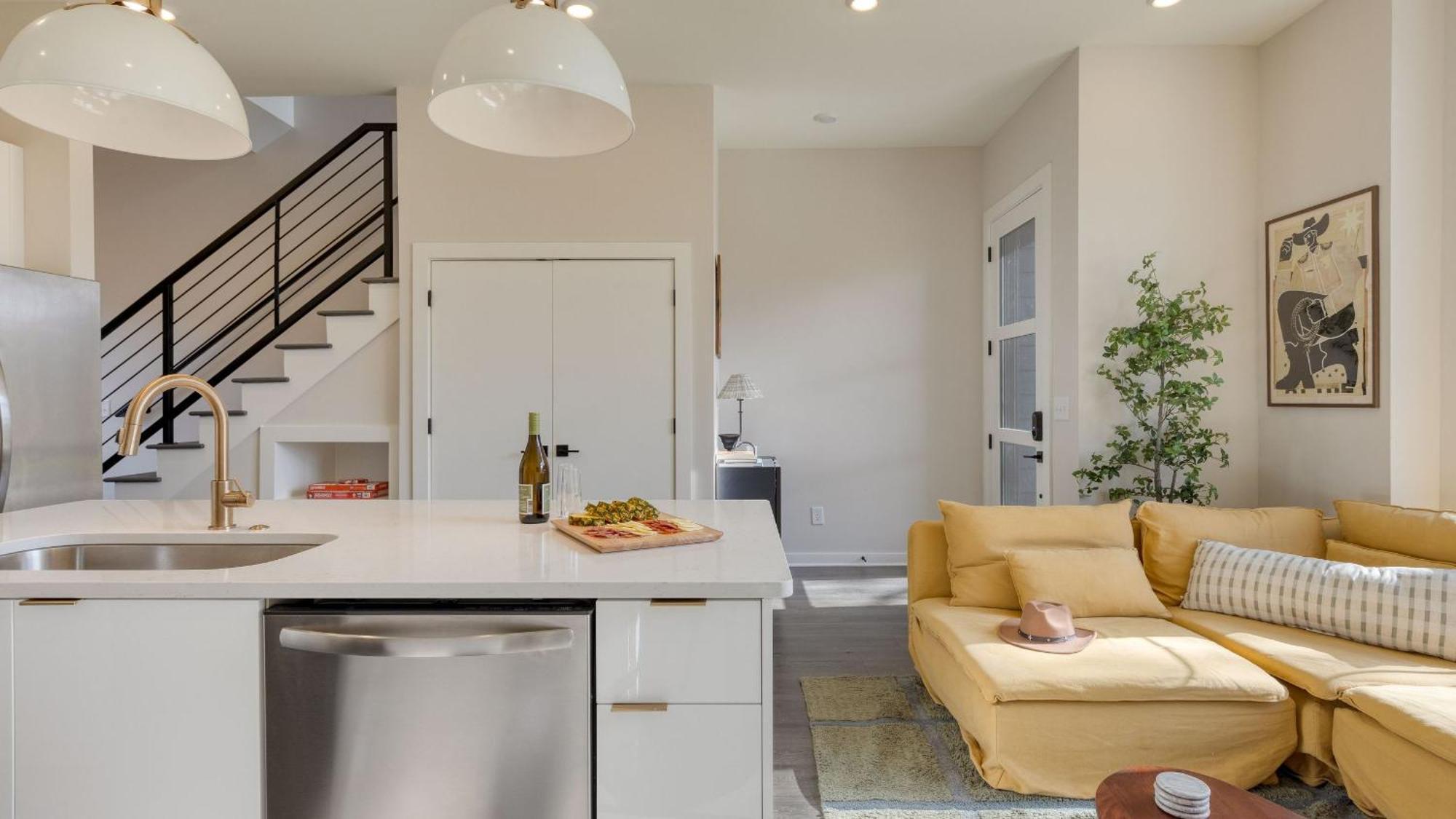 Holiday home Minutes To Broadway Chic Newly Built 4bdr W Balcony 98 Degrees By Avantstay Nashville