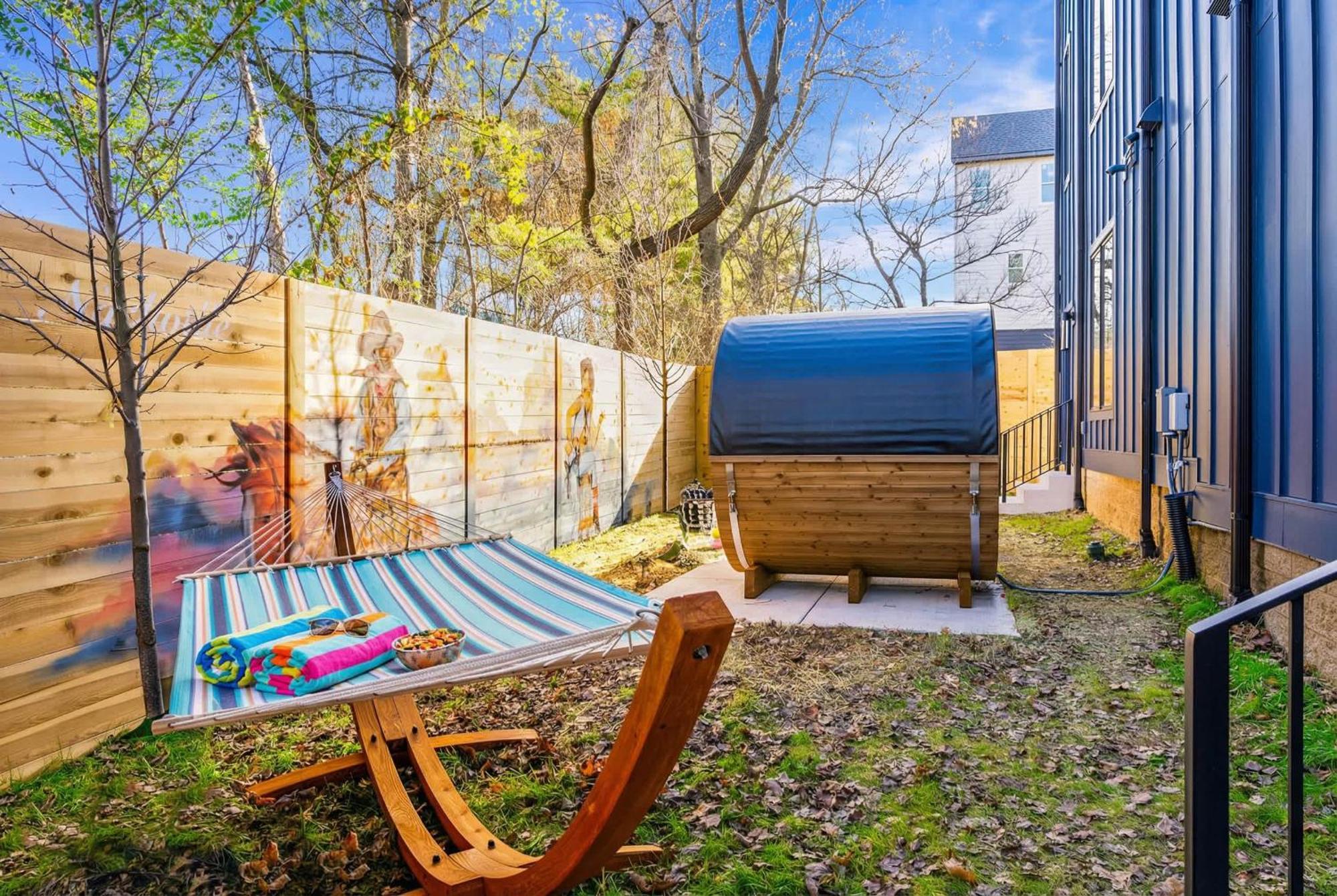 Hot Tub Poker Pool Table & Rooftop Mls View Holiday home *