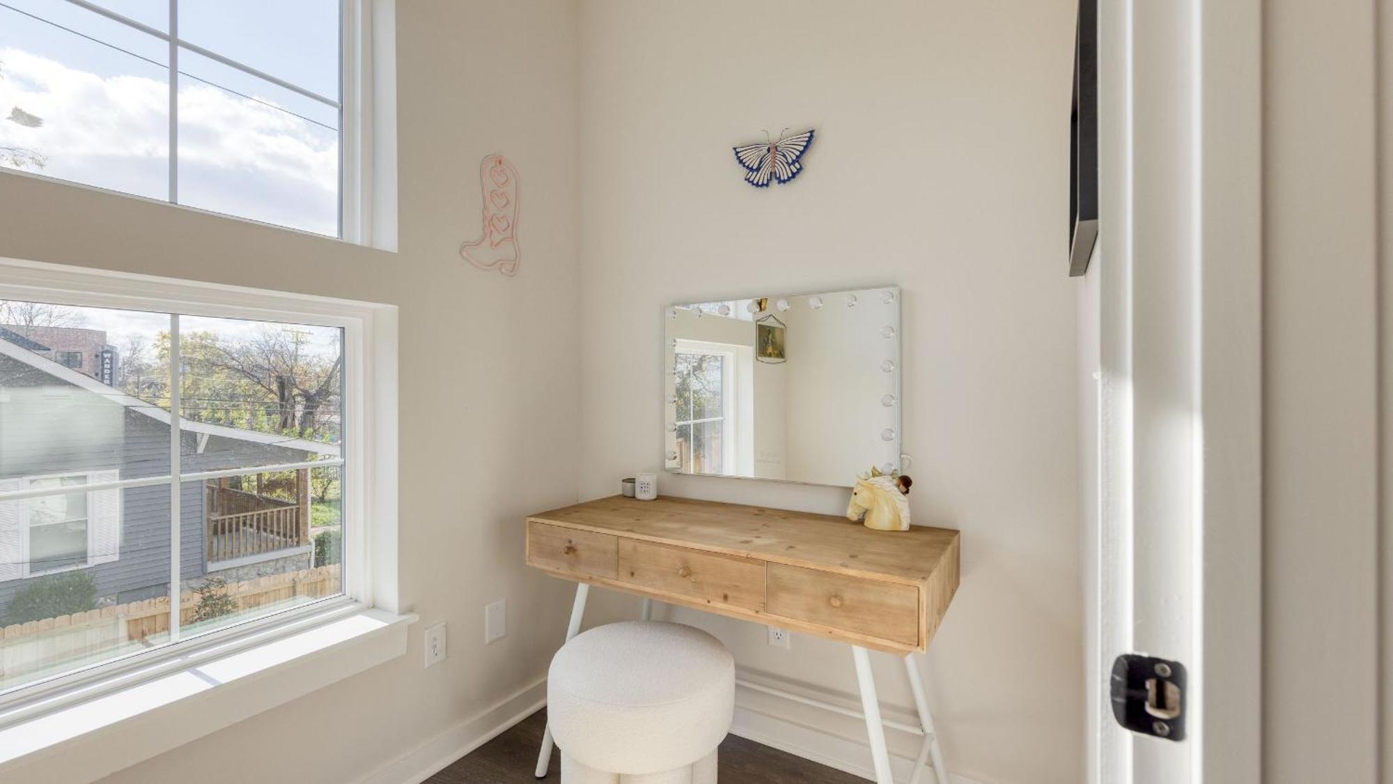 Minutes To Broadway Chic Newly Built 4bdr W Balcony 98 Degrees By Avantstay Holiday home