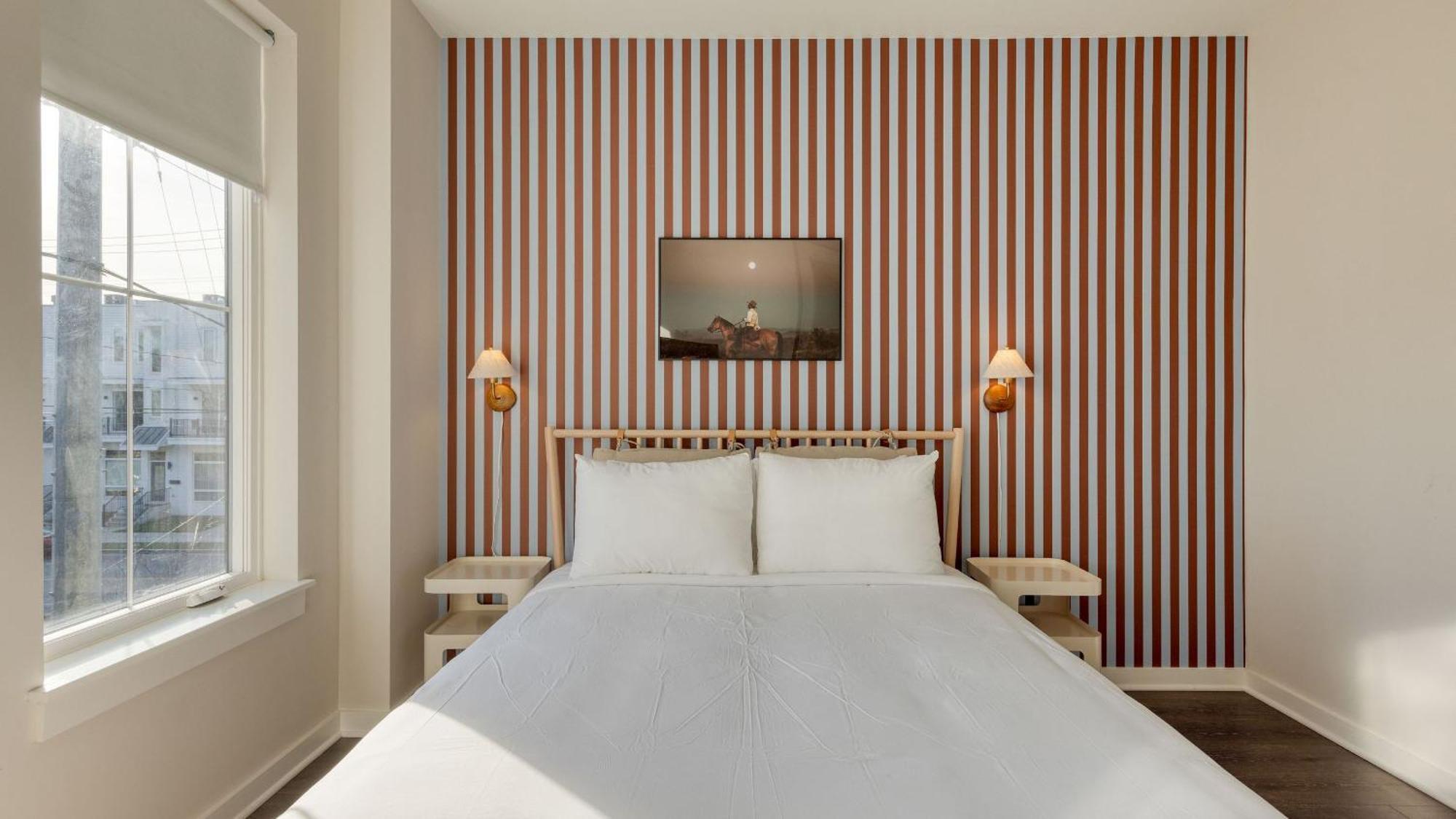 Holiday home Minutes To Broadway Chic Newly Built 4bdr W Balcony 98 Degrees By Avantstay *