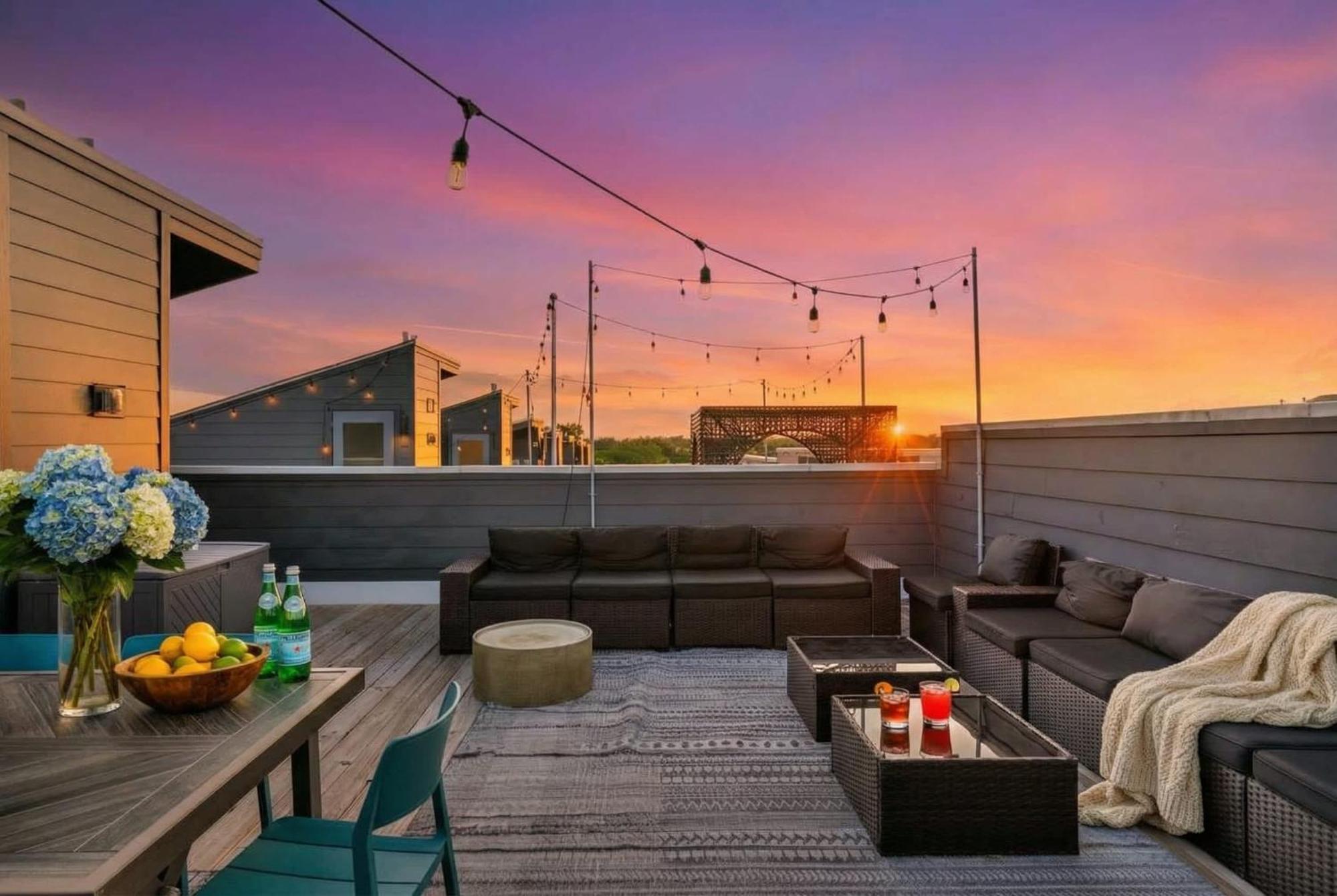 Rooftop Deck 2 Car Garage Near Downtown