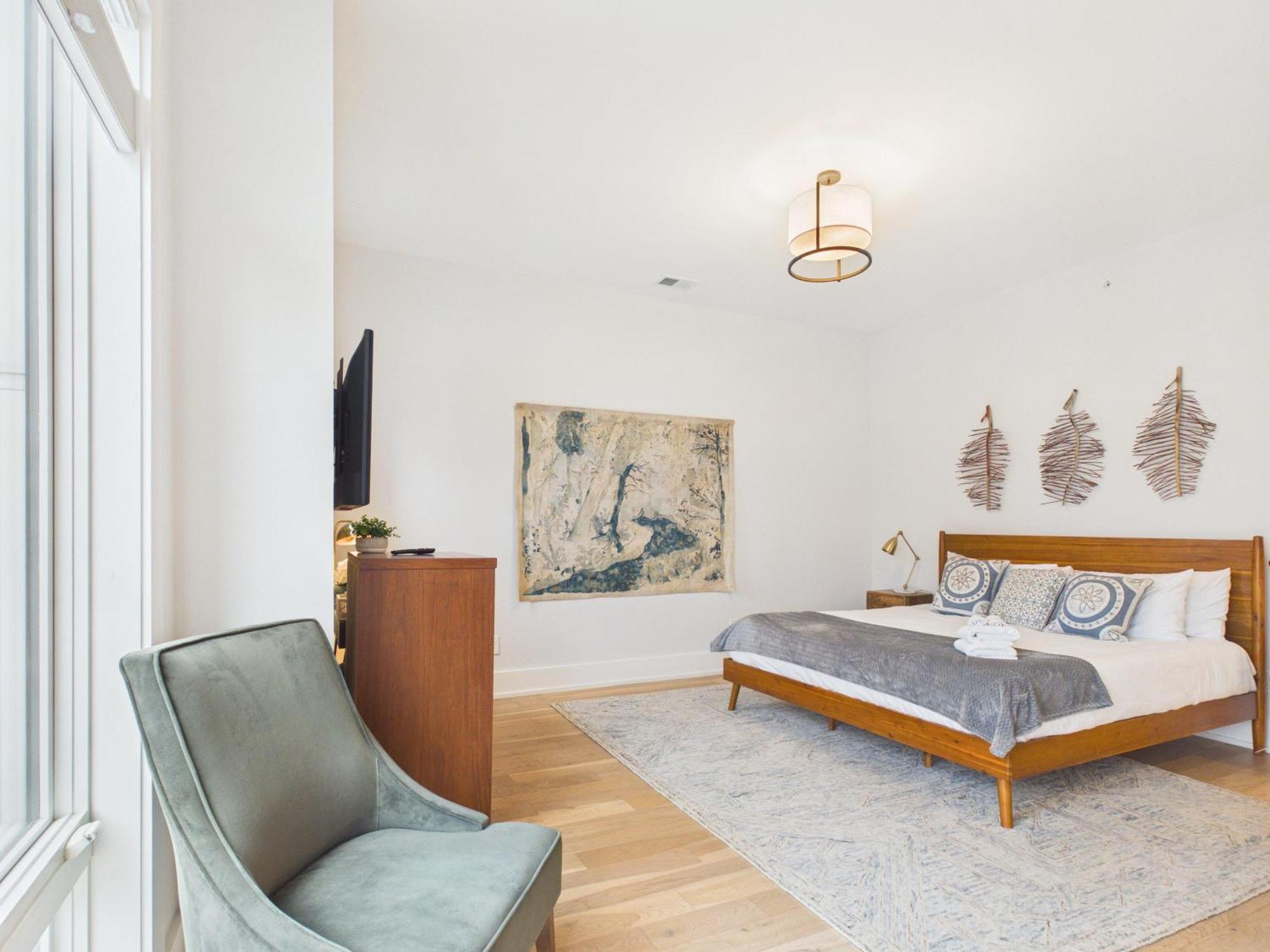 The Acklen-private Balcony-4 Mins To Broadway Holiday home *