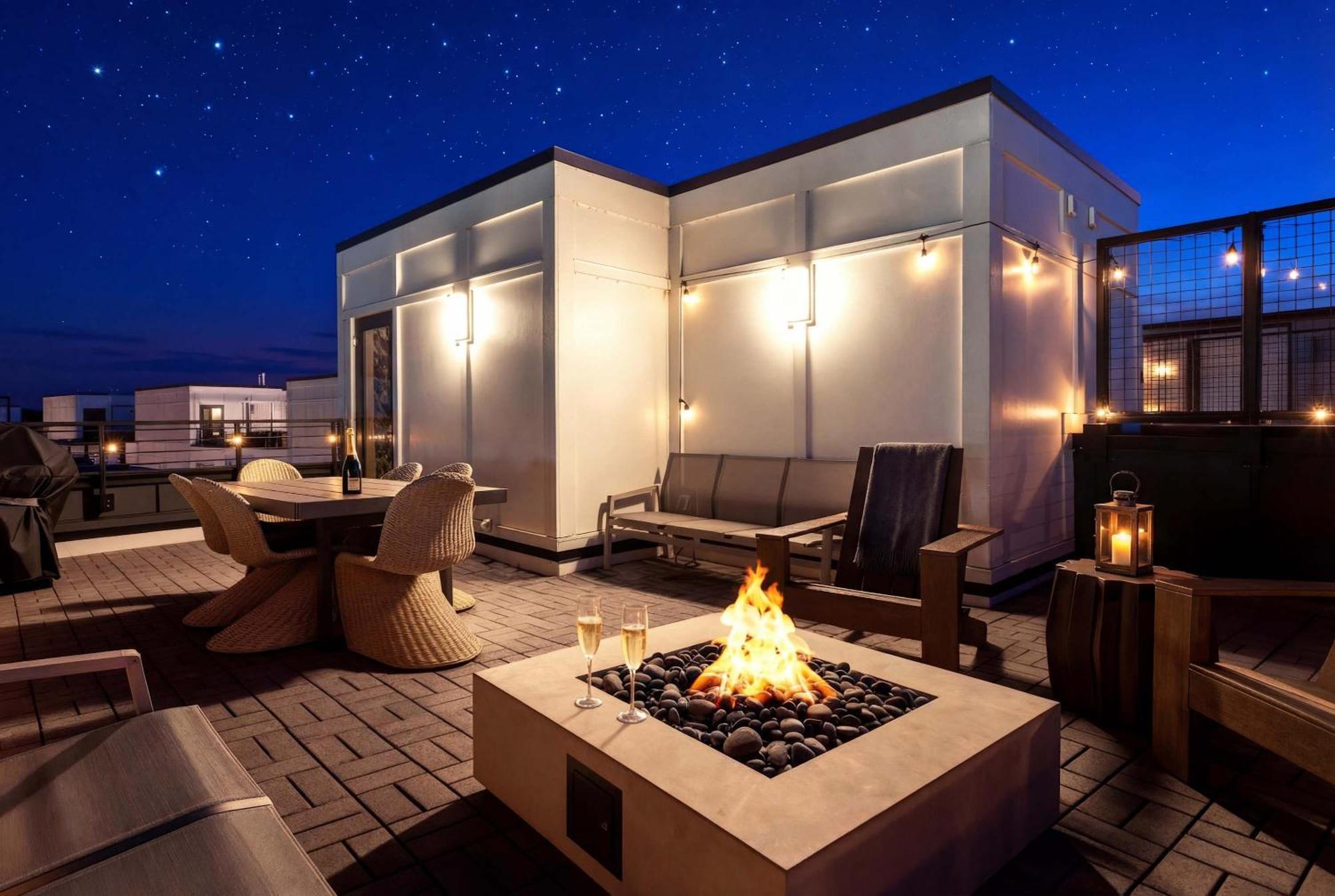 Holiday home Luxe 4br Retreat With Rooftop Fire Pit & Garage *