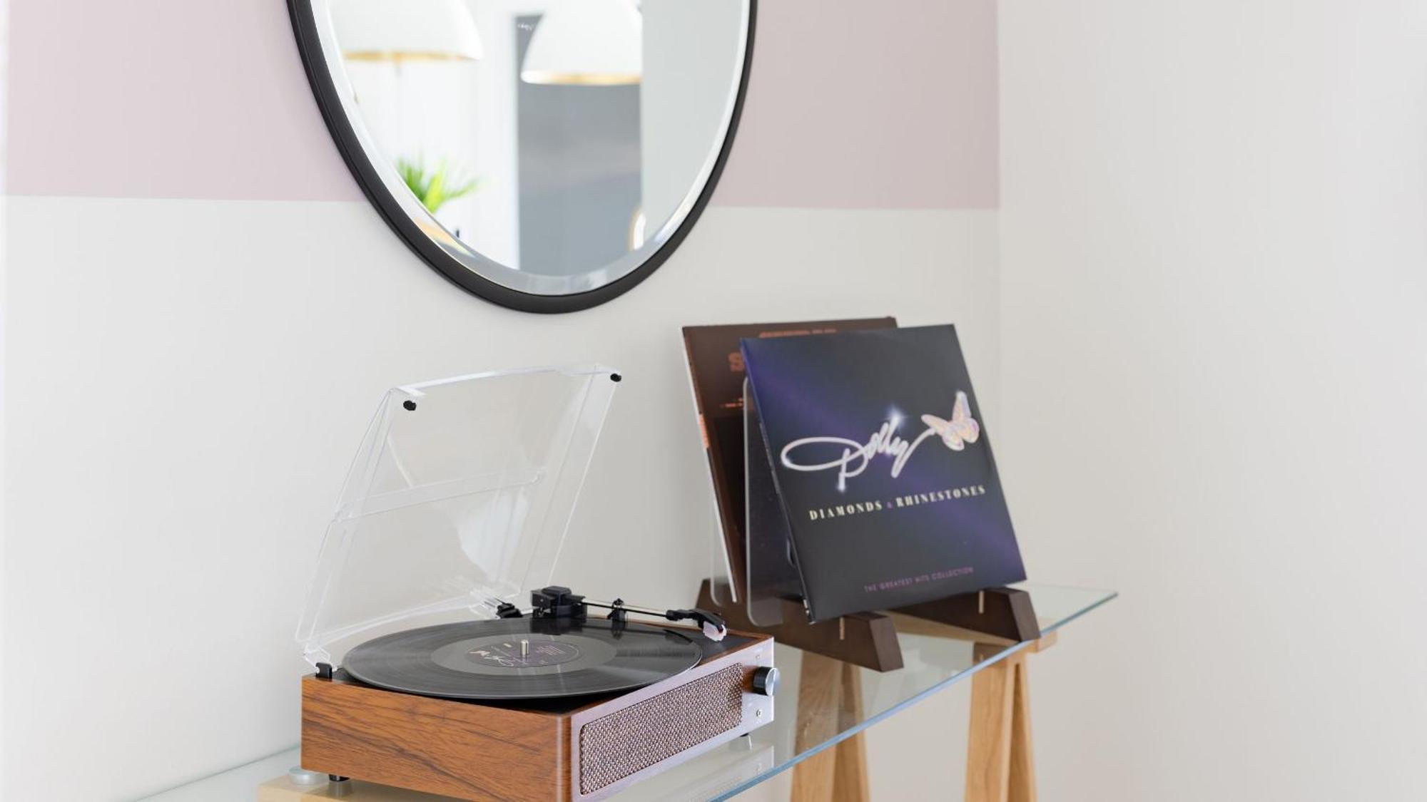 Sleeps 28 2 Units Near Dt Outrider By Avantstay