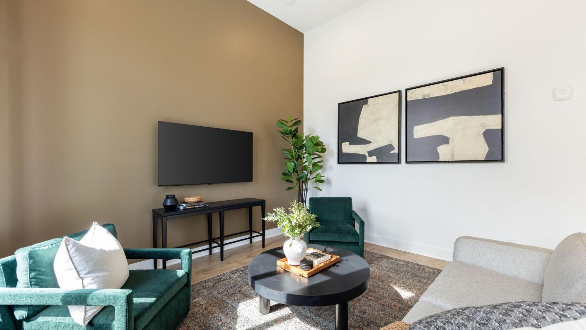 New Build 2 Minutes From Downtown Dining Entertainment *