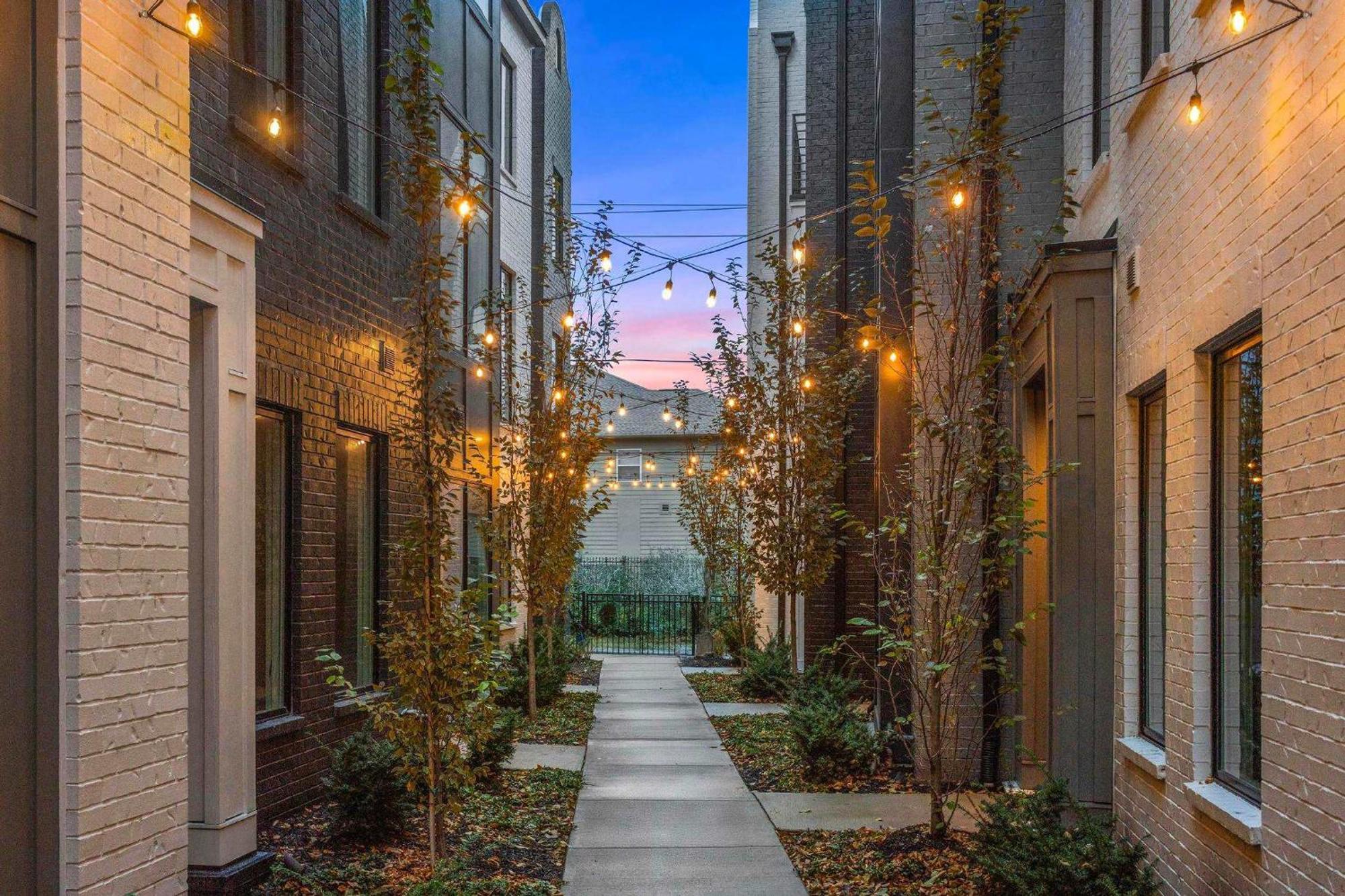 Holiday home 2 Adjacent Luxury Homes Rooftop Decks & Game *