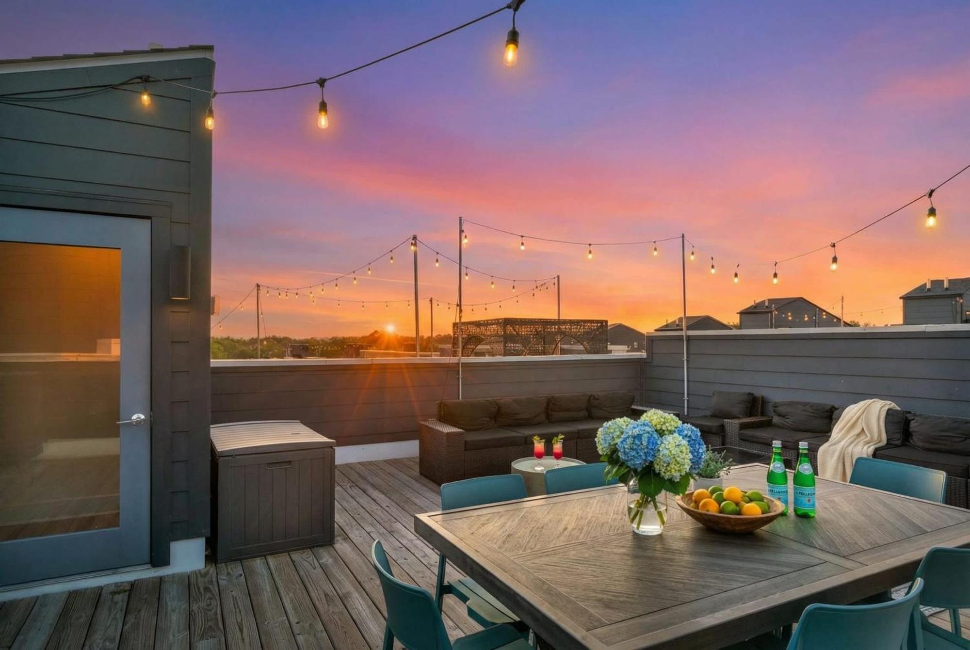 Rooftop Deck 2 Car Garage Near Downtown Holiday home *