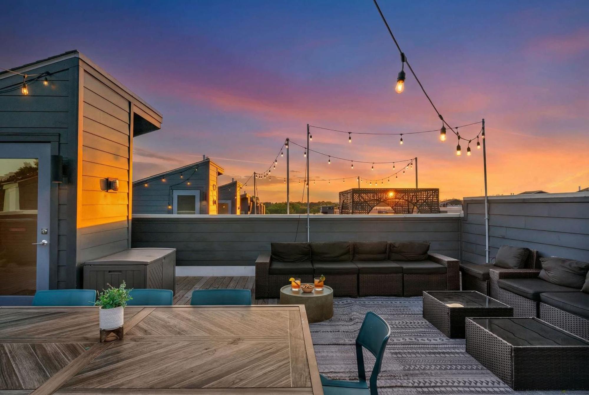 Rooftop Deck 2 Car Garage Near Downtown Holiday home Nashville