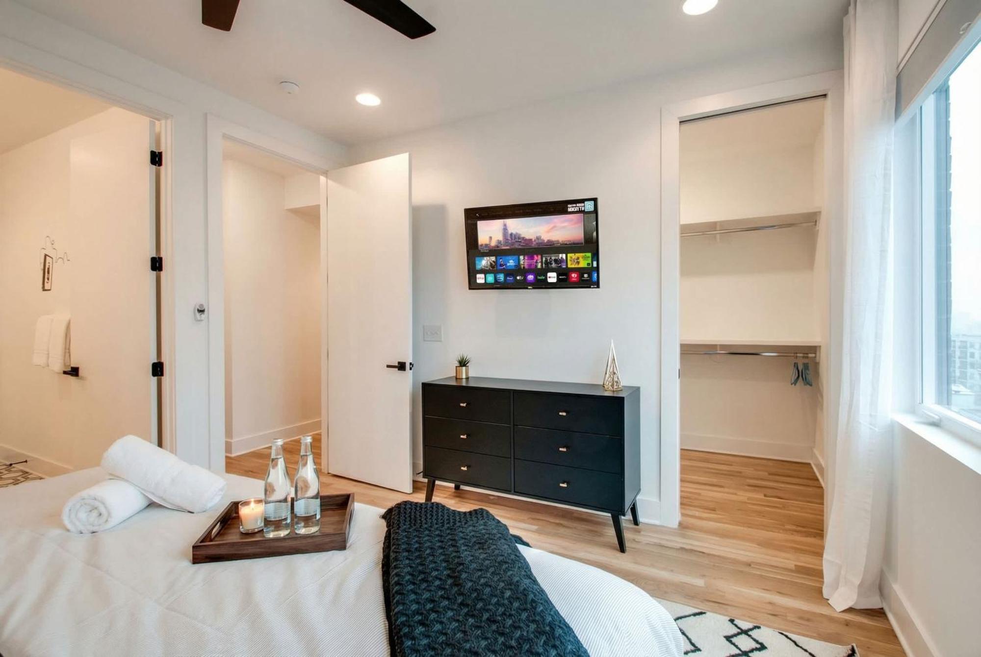 Rooftop Downtown Views - Bluebird Karaoke Holiday home *