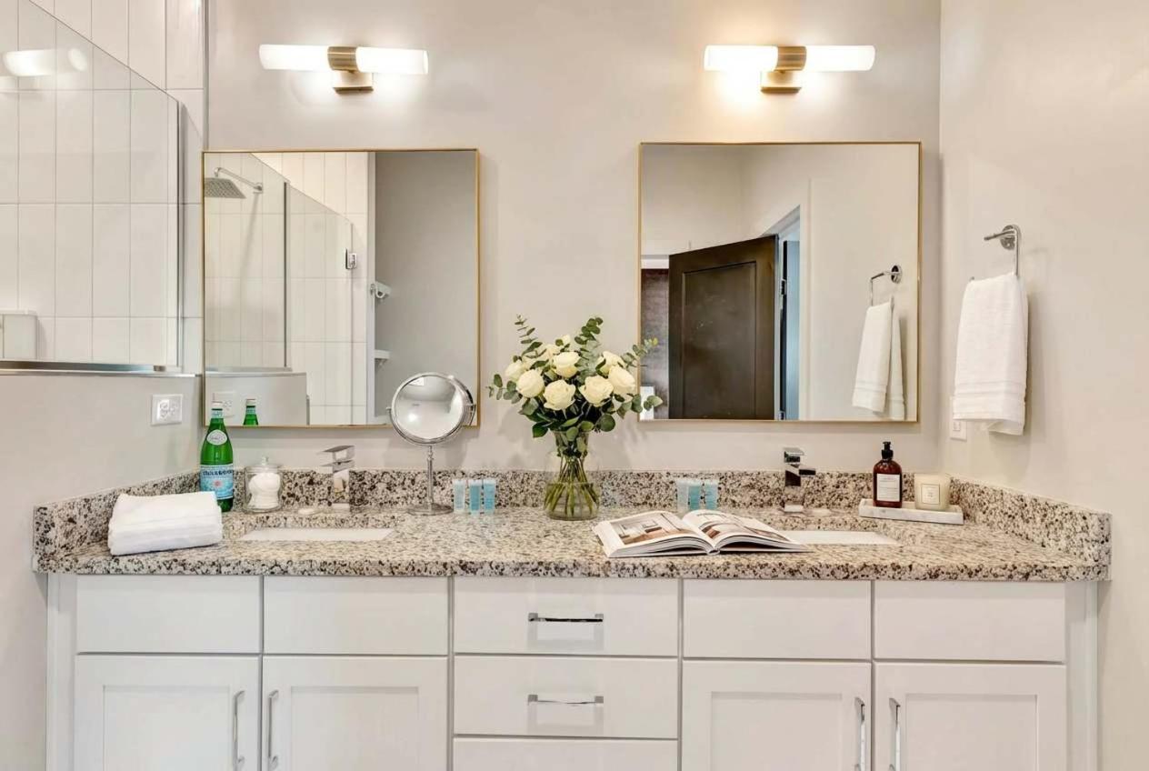 Rooftop Deck 2 Car Garage Near Downtown Holiday home