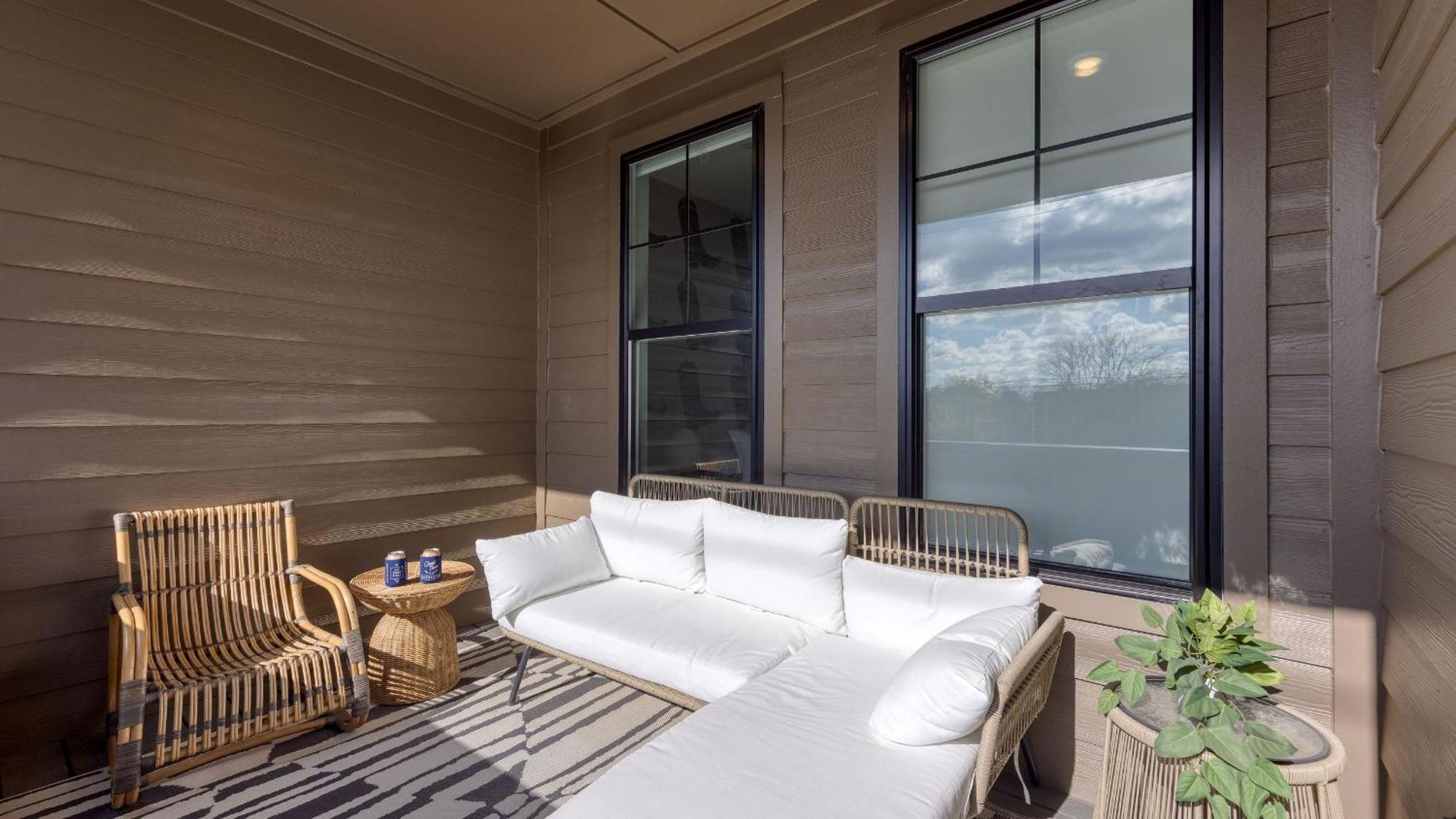 Minutes To Broadway Chic Newly Built 4bdr W Balcony 98 Degrees By Avantstay Nashville