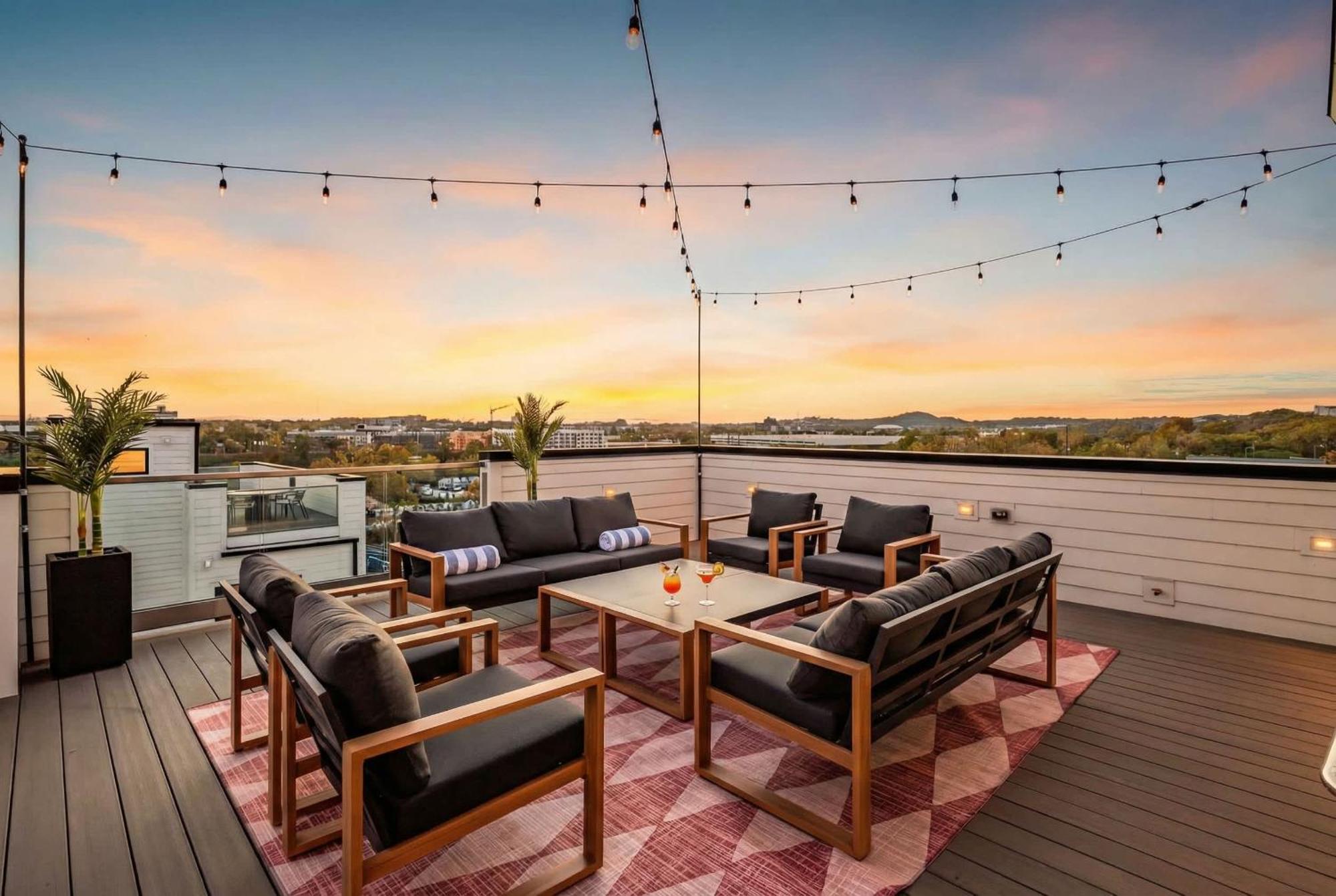 Disco Themed Hot Tub & Rooftop Decks In *