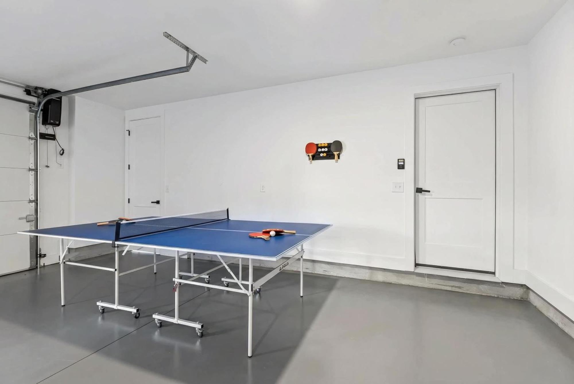 Hot Tub Poker Pool Table & Rooftop Mls View