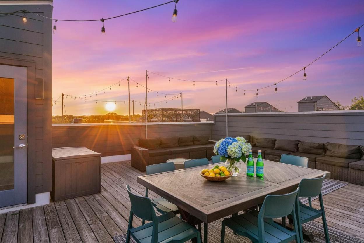 Rooftop Deck 2 Car Garage Near Downtown