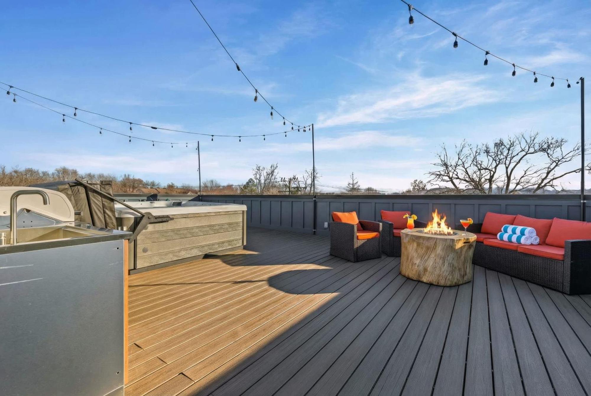 Hot Tub Poker Pool Table & Rooftop Mls View * Nashville