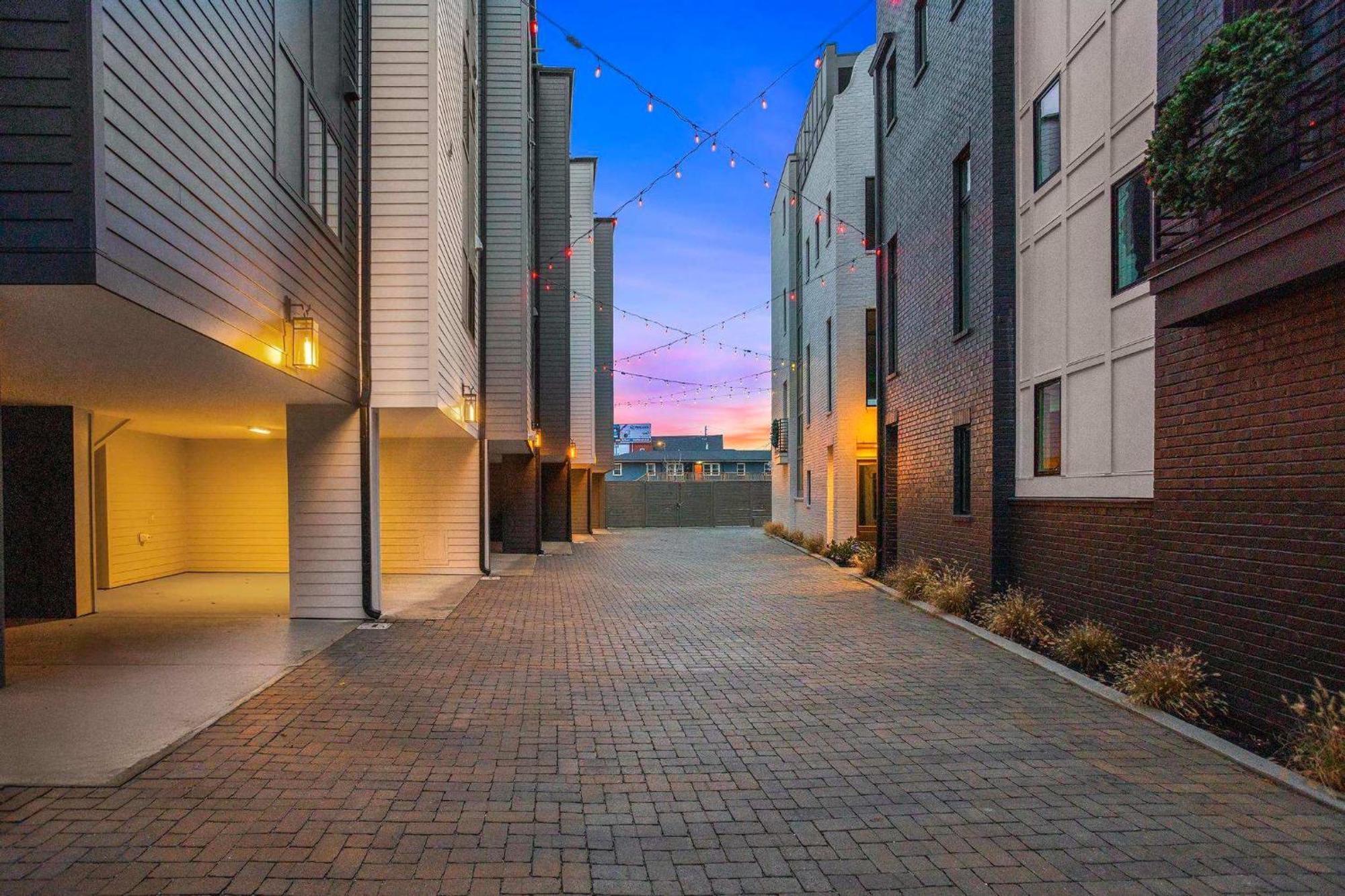 2 Adjacent Luxury Homes Rooftop Decks & Game Holiday home *