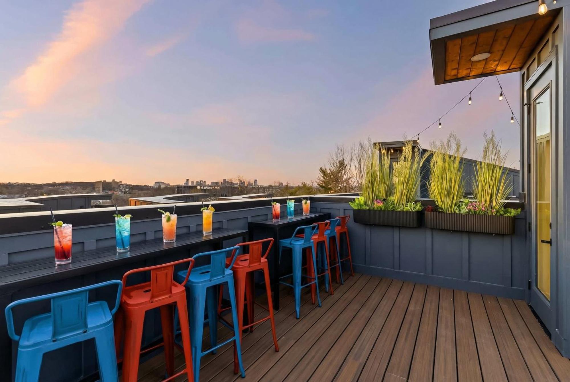 Hot Tub Poker Pool Table & Rooftop Mls View *