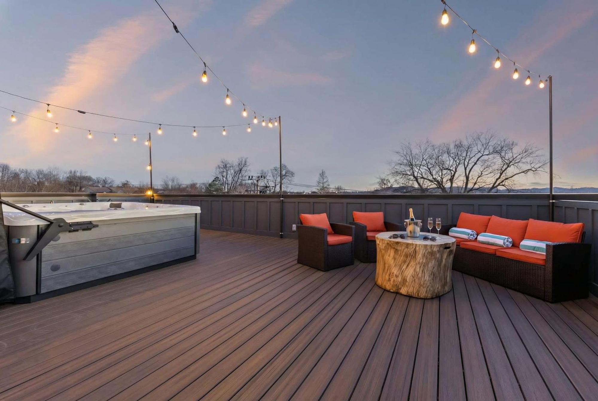 Hot Tub Poker Pool Table & Rooftop Mls View * Nashville