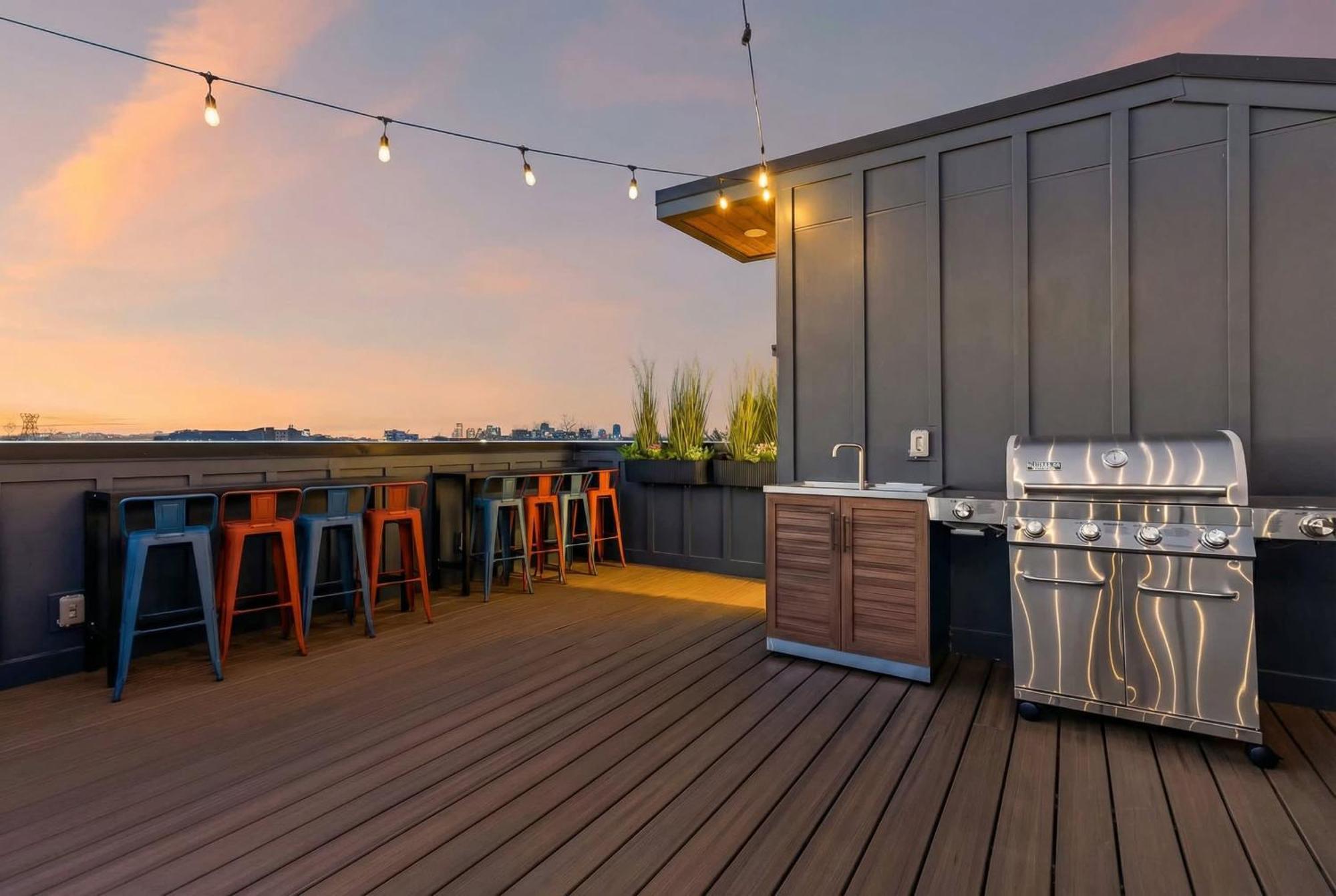 Hot Tub Poker Pool Table & Rooftop Mls View * Nashville