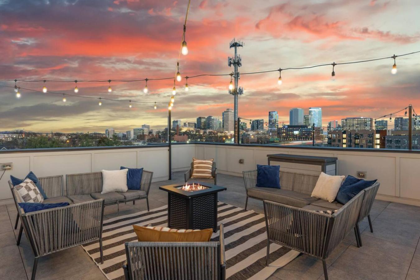 View Only 1 Mile To Downtown With Garage And Rooftop