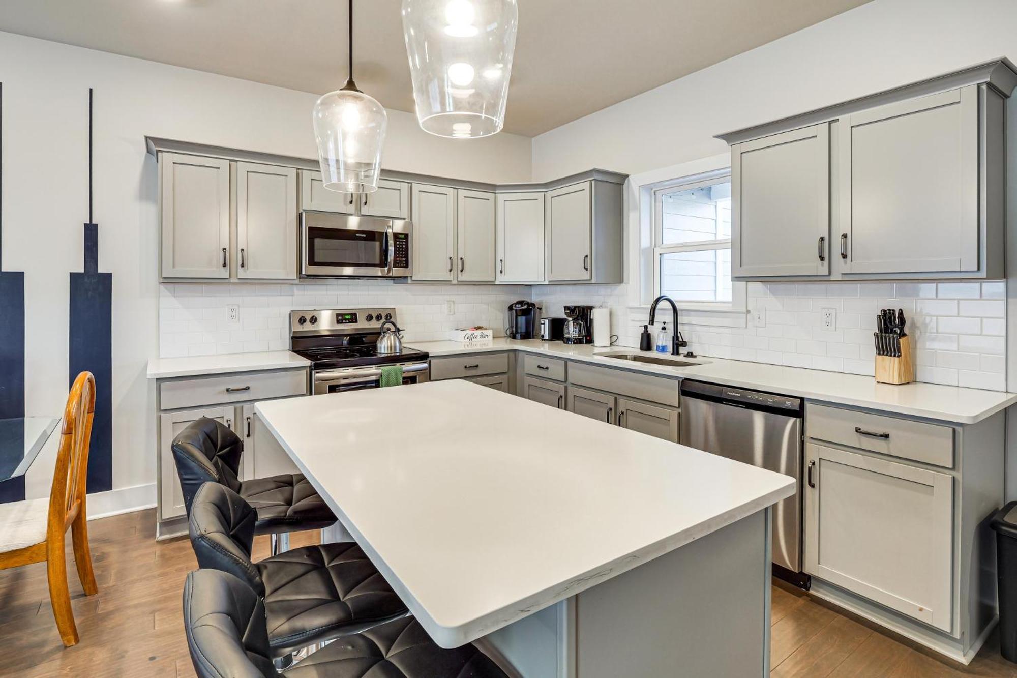 Holiday home 6 Mi To Broadway Townhome With Balcony! *