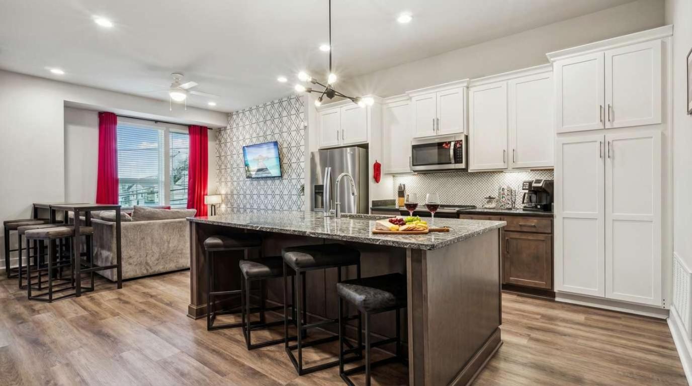 Private With Rooftop Game Near Downtown Holiday home *